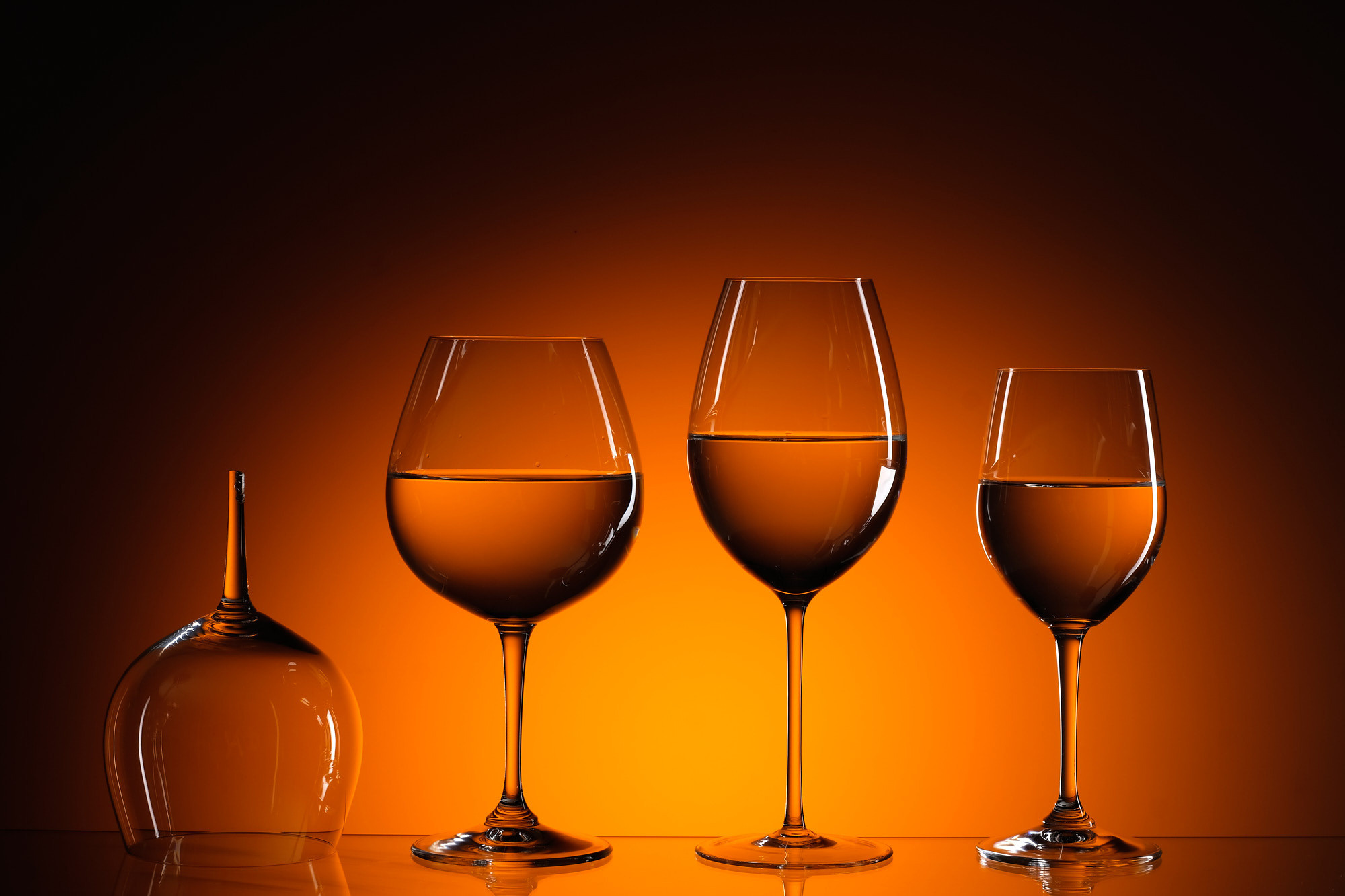 Предметная съемка — одно из самых сложных направлений в фотографии. В то же время сегодня съемка предметов и одежды для каталогов, предметная съемка для маркетплейсов, контентная съемка для ведения соц. сетей и интернет-магазина — востребованнее, чем когда-либо. 