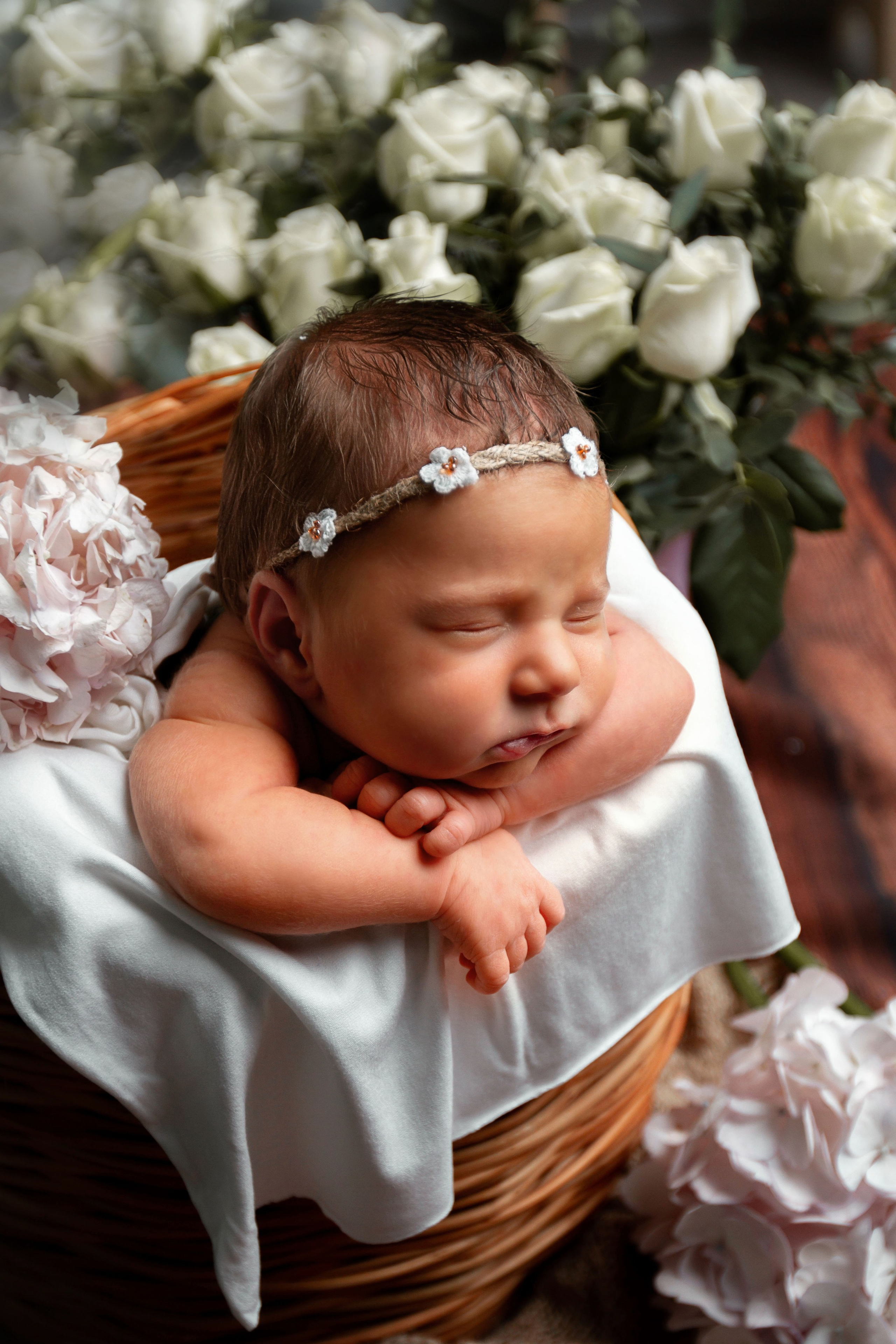 Новорожденный в цветах