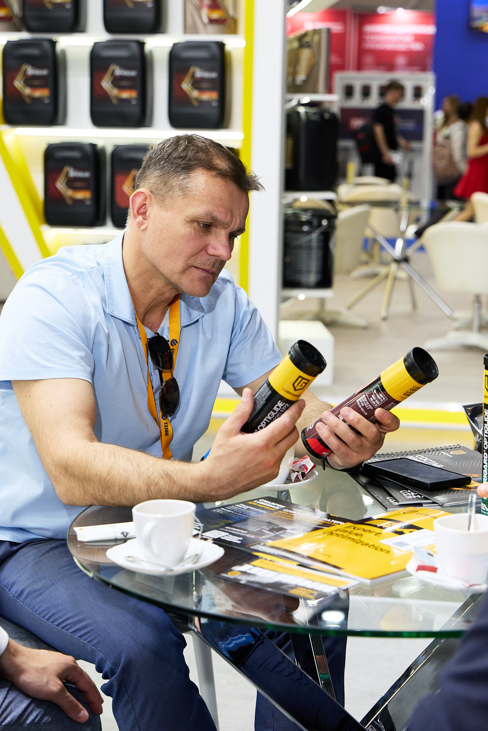 фотография клиента на выставке с образцами продукции 