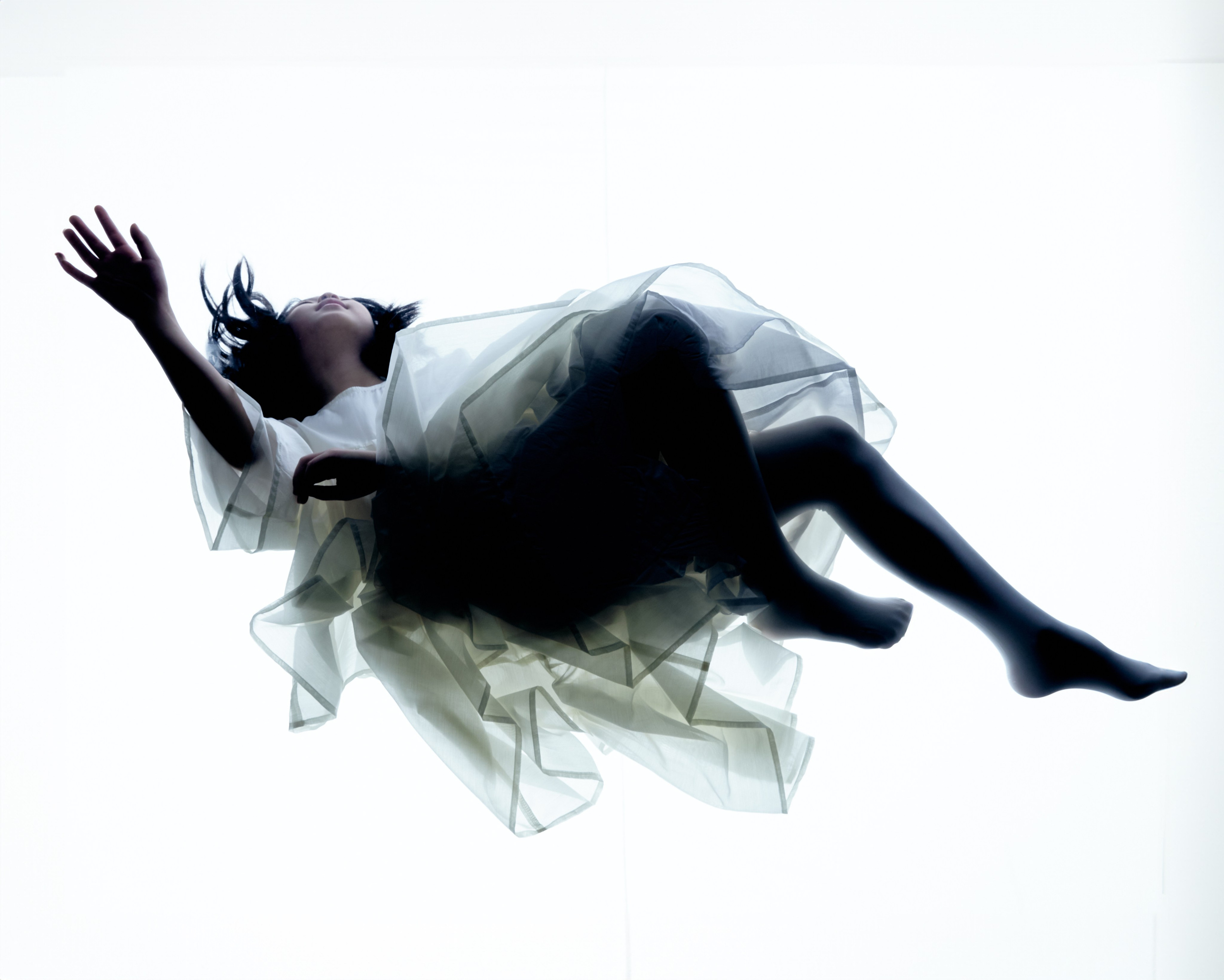 Снимаю одежду и аксессуары для молодых брендов и дизайнеров. Студийные лукбуки, каталожные съёмки, фоны, свет и атмосфера — всё под концепцию проекта. Помогаю выстроить грамотный сетап, понимаю стилистику и задачу. Также работаю гафером — знаю, как выжать максимум из света.