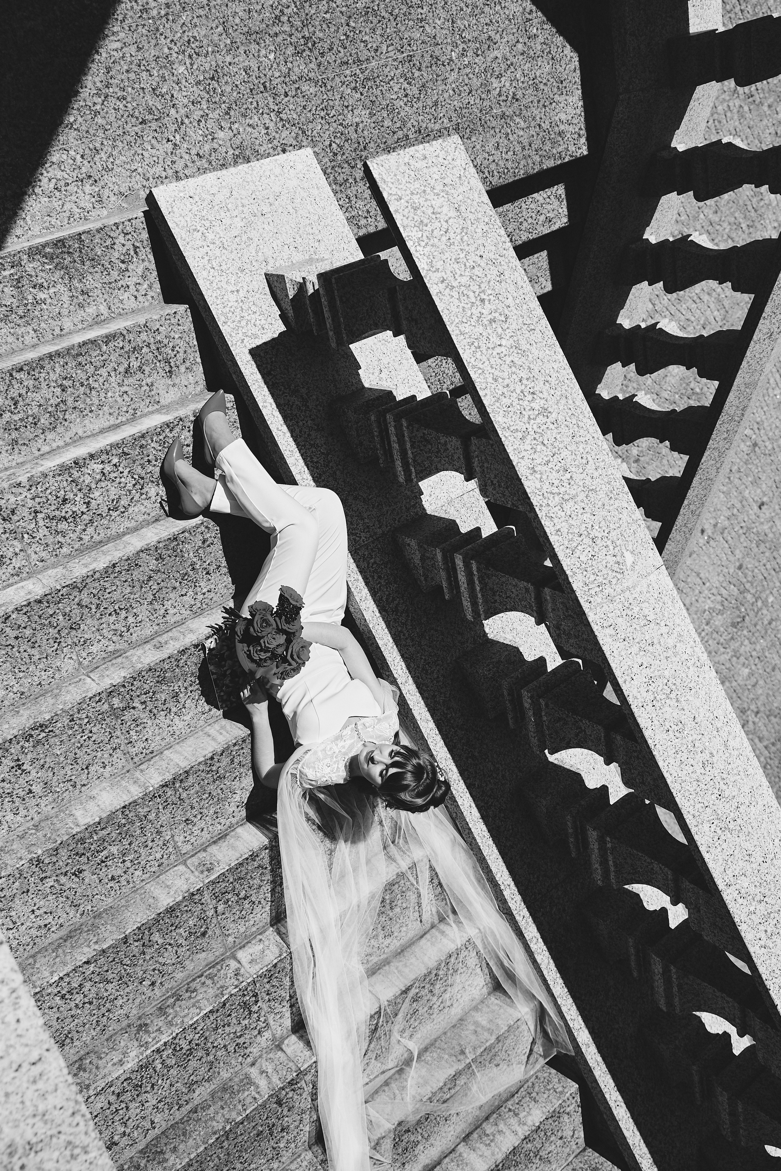 Свадебная фотосессия невесты на лестнице