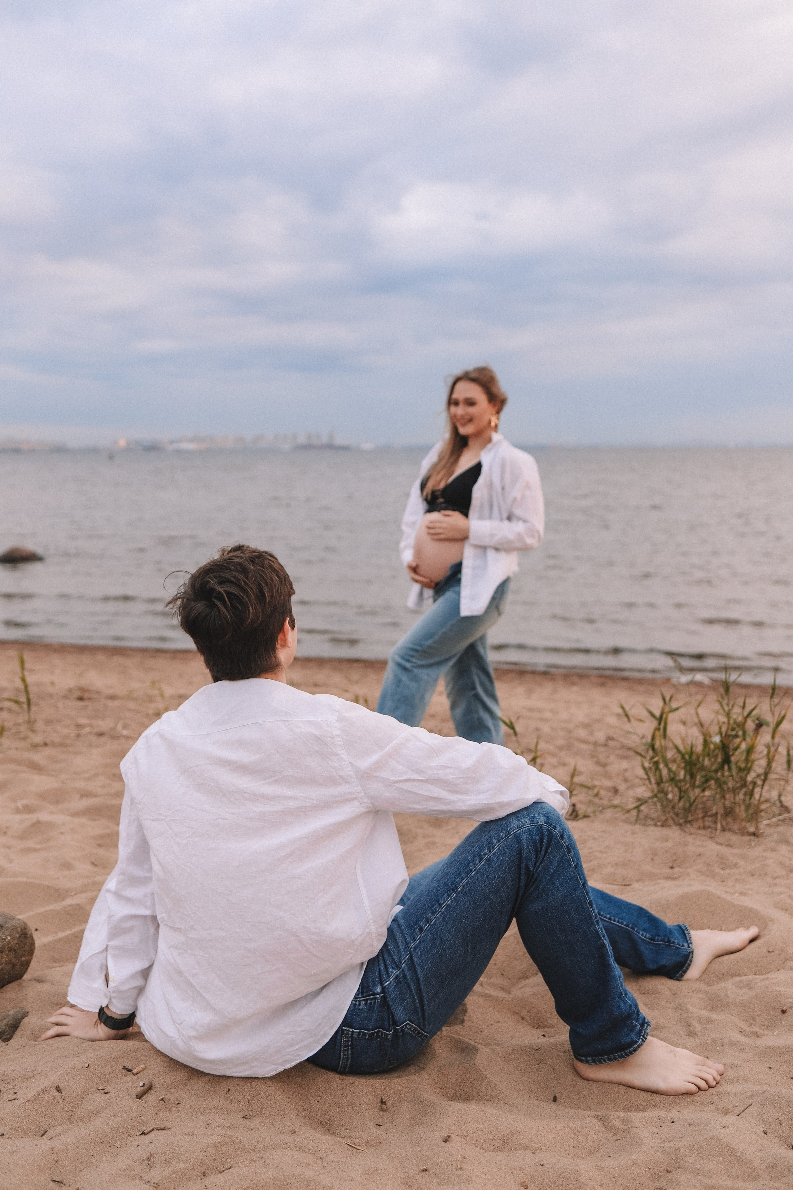 Пара обнимается на закате, тёплый свет