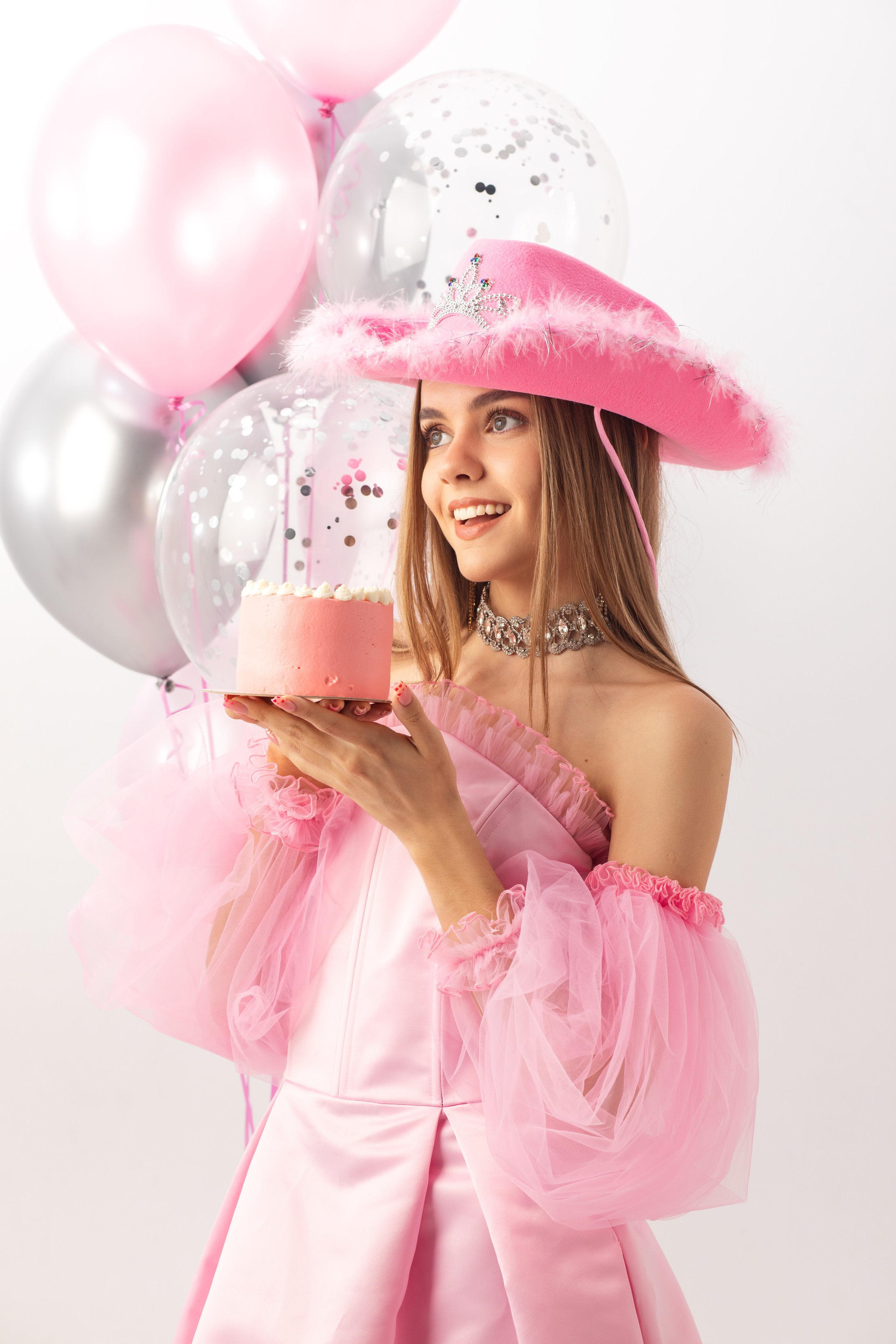 студийная съемка в шляпе