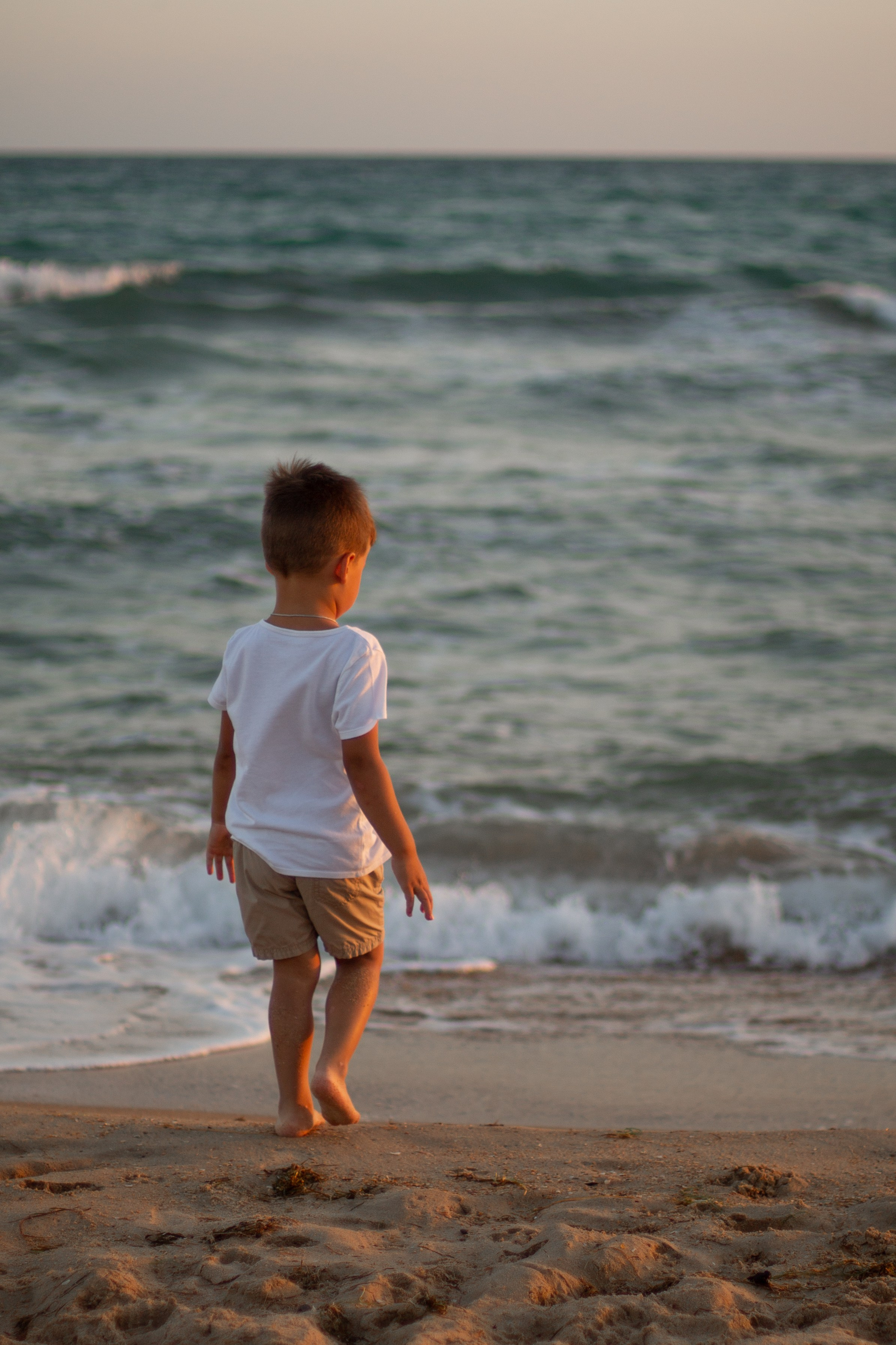 фотография детей на море, мальчик идет к морю, мальчик на море
