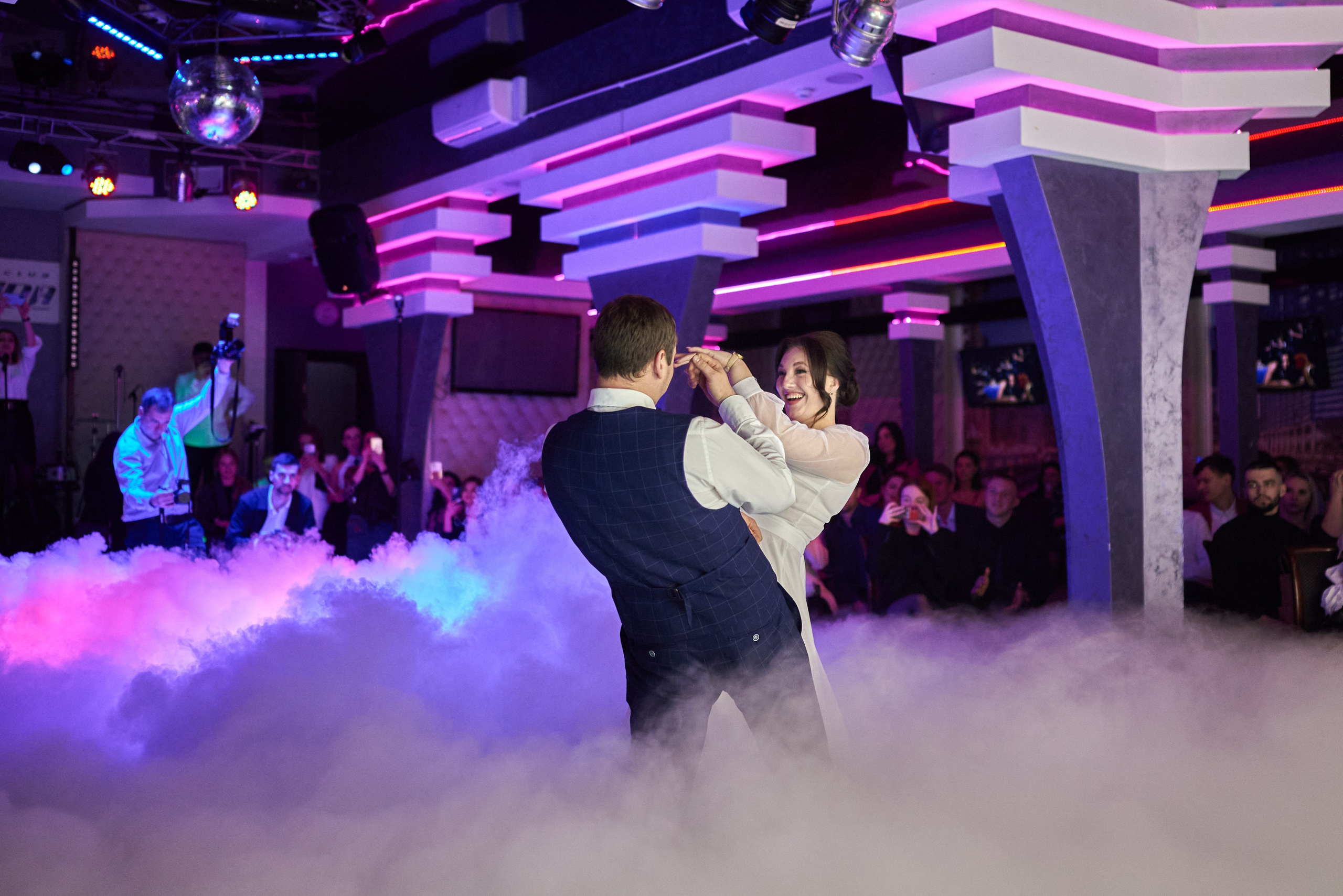 Фотограф Старый Оскол, свадебный фотограф на мероприятие. Профессиональный фотограф Старый Оскол, Губкин — свадьба, венчание, крещение, юбилей и день рождения