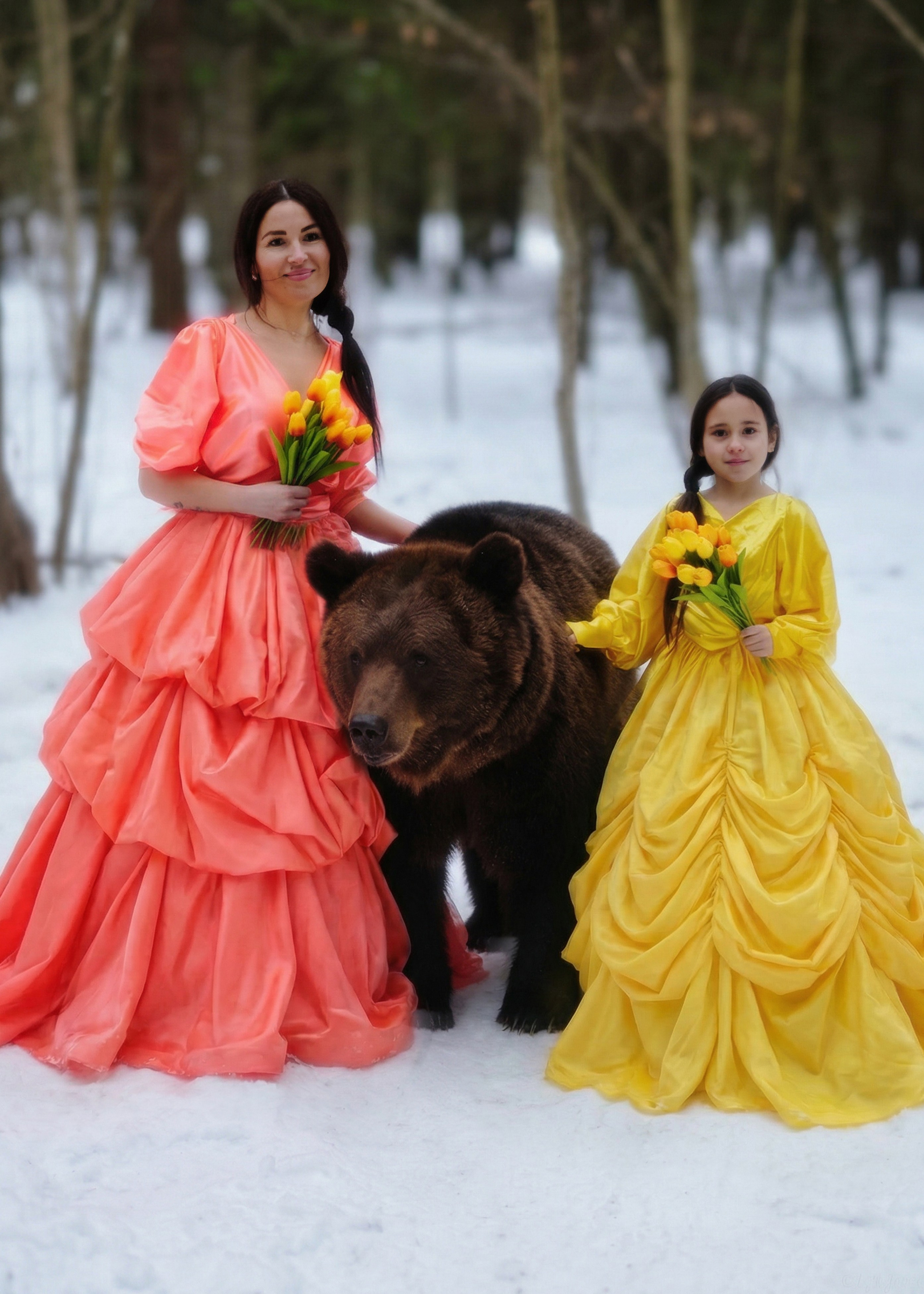 женский портрет с медведем на улице в Москве