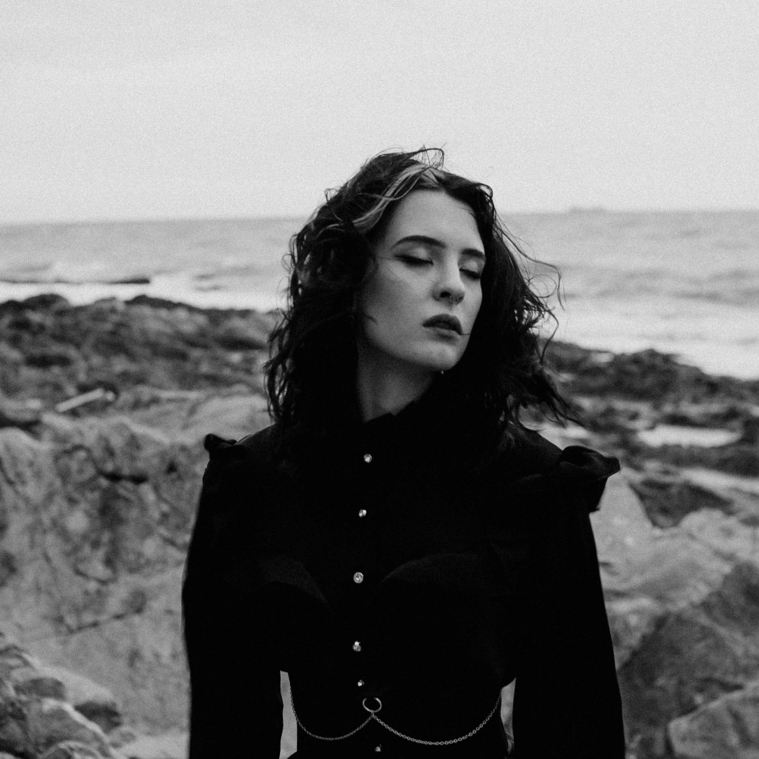 Съёмка у моря с оленьими рогами