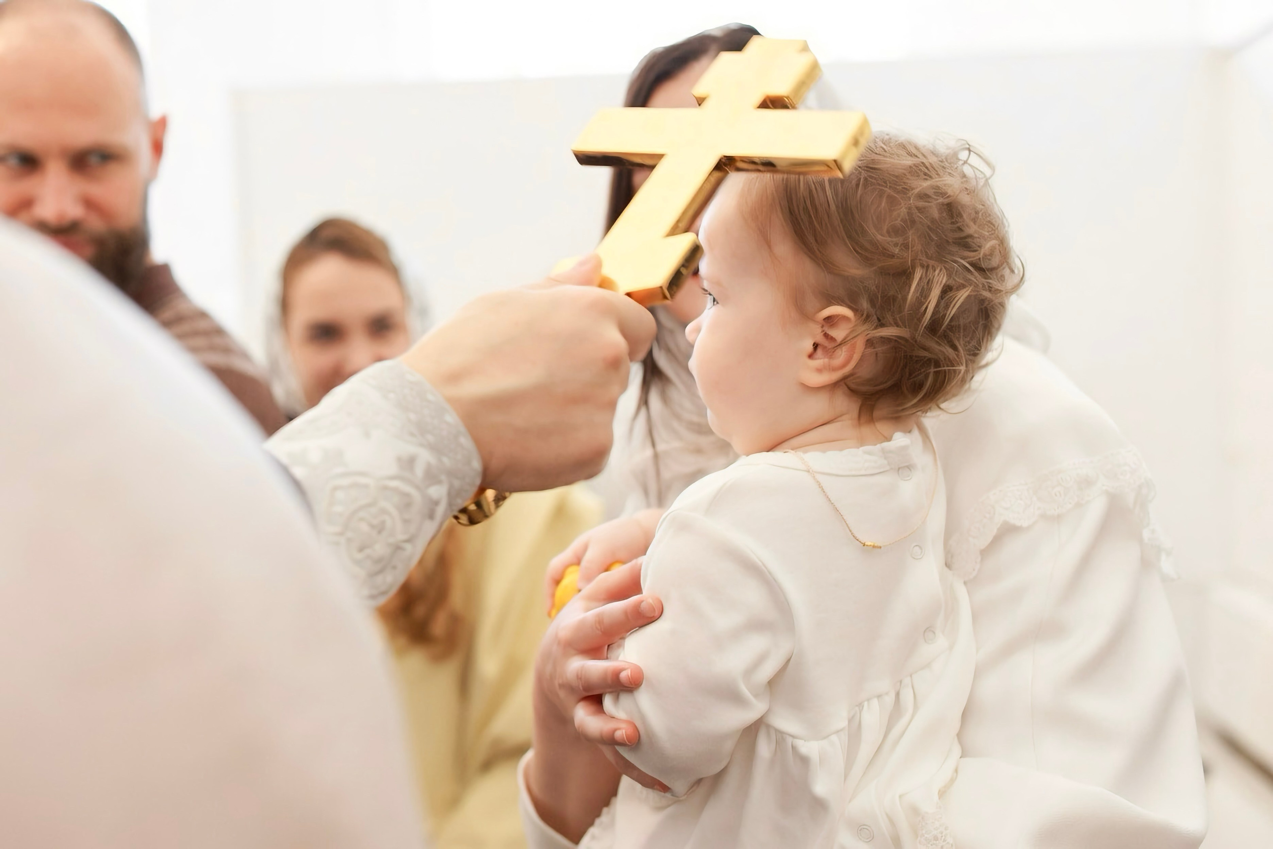 Приложение золотого креста ко лбу младенца после крещения, мягкий белый свет — Екатеринбург, Илья Антропов