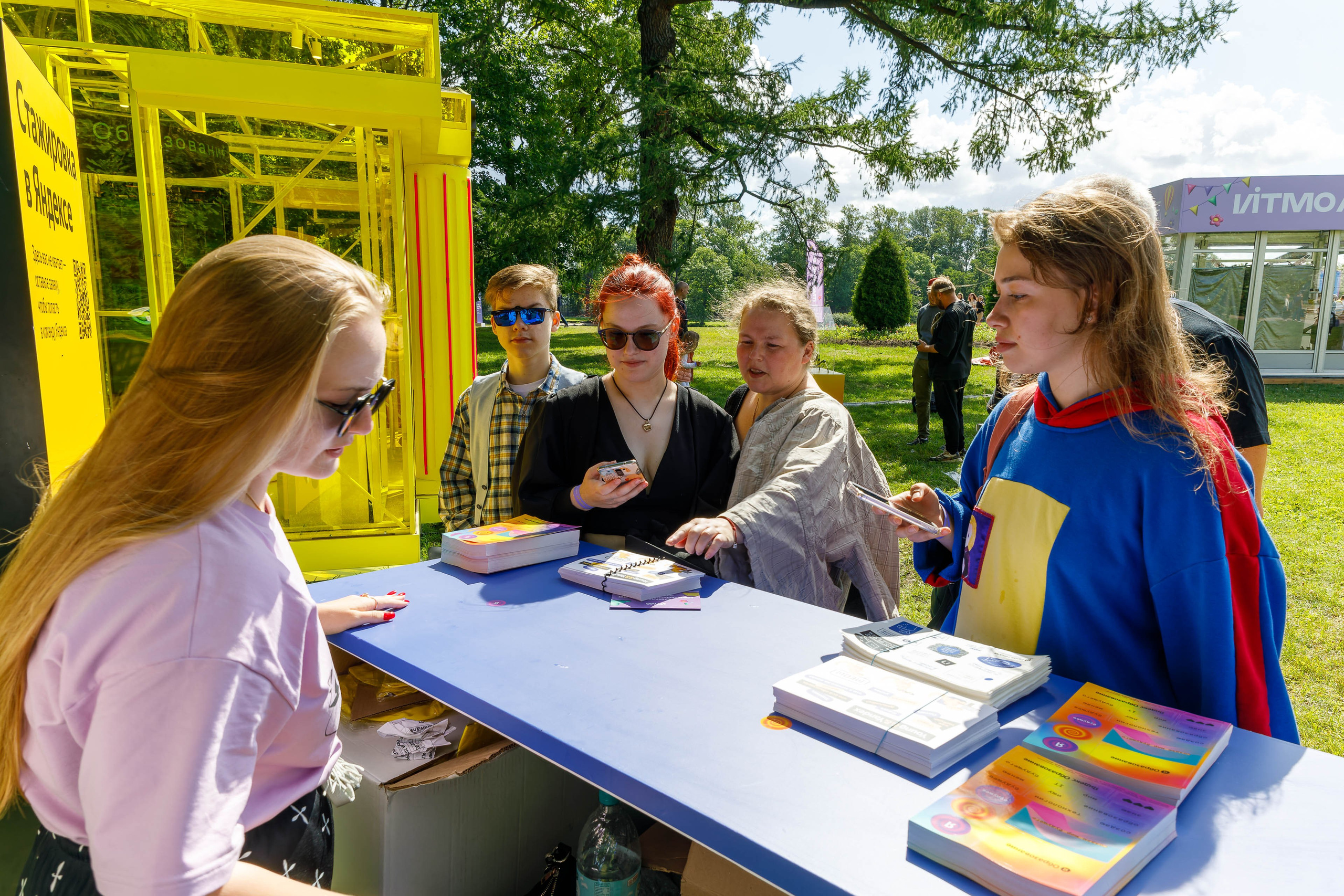 Фоторепортаж: стенд Яндекс Образования на ITMO Family Day 2024. Репортажный фотограф Москва Сергей Мирошников