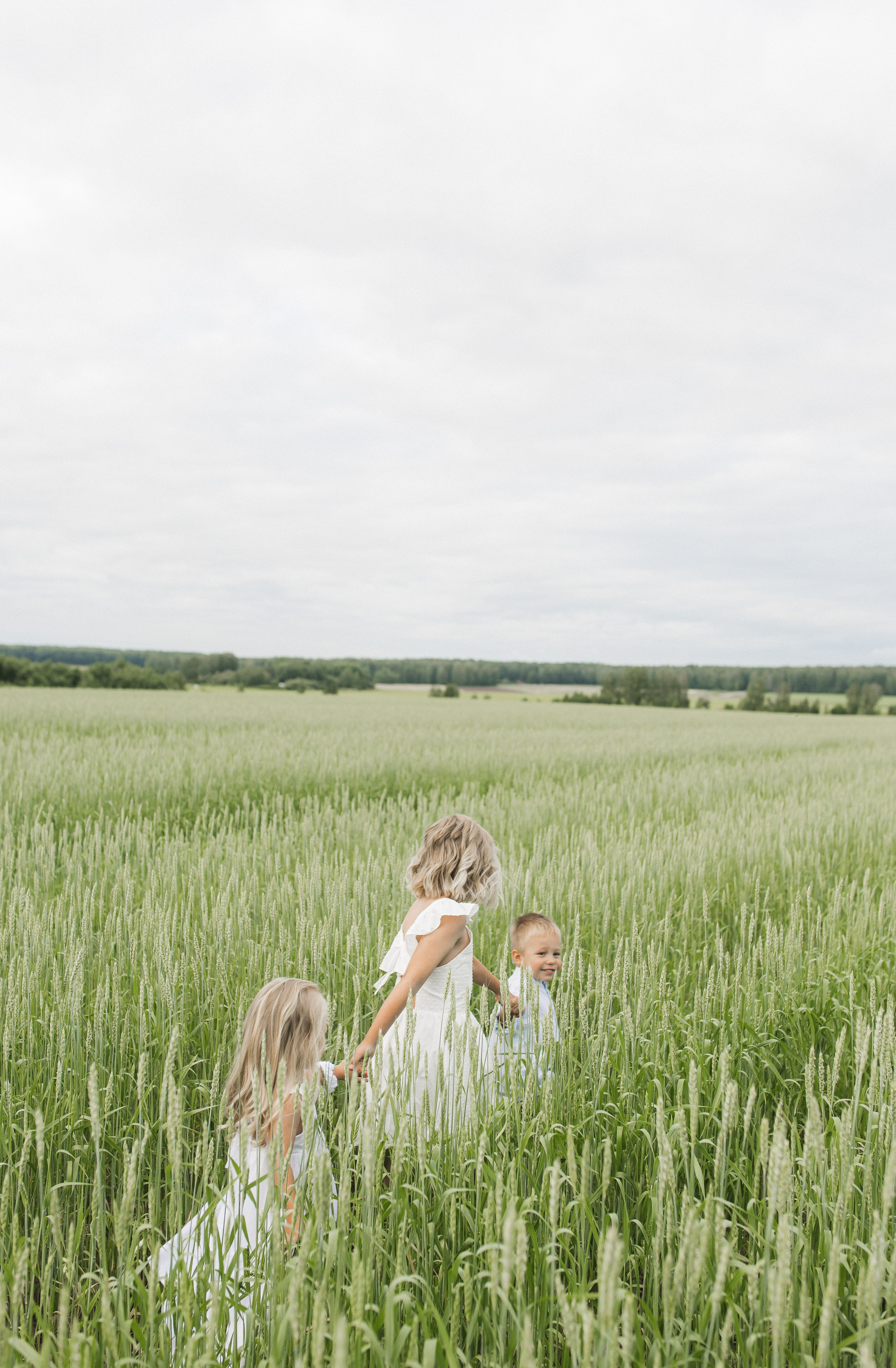 Маша и Миша и их веселая компания (пикник в поле). Семейный и свадебный фотограф в Екатеринбурге Орлова Ирина