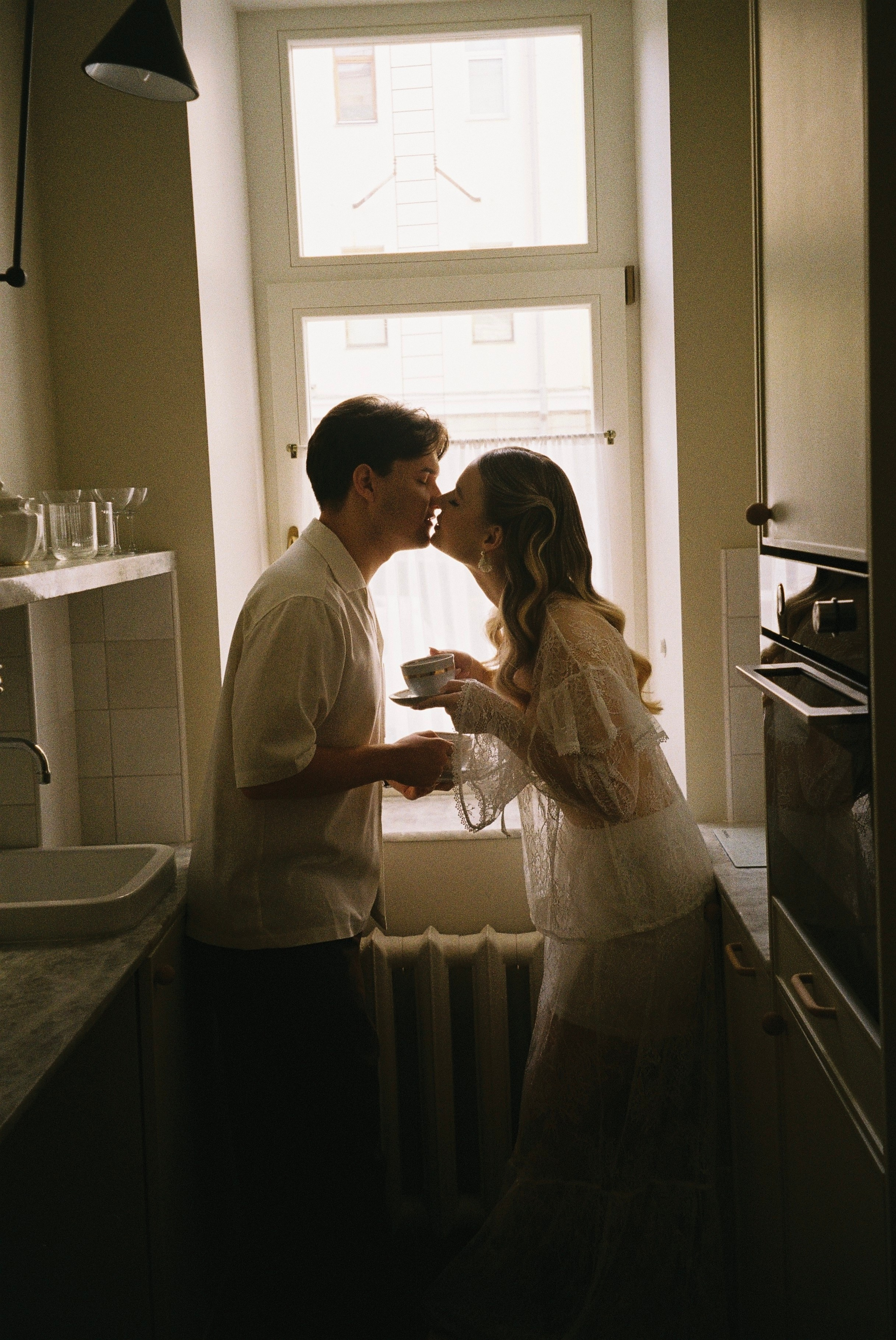 Таня и Тимур, утренние сборы в квартире и свадебный ужин. Фотограф любви в городе Казань