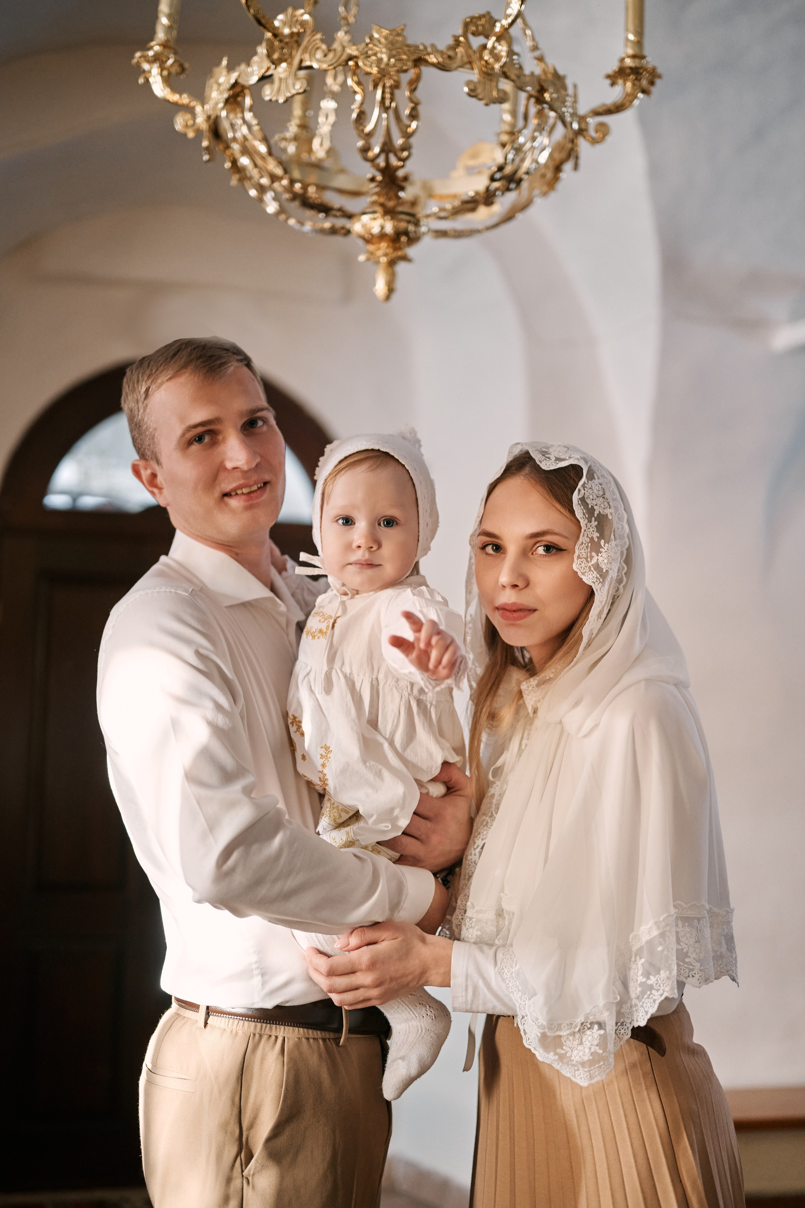 Крещение в храме Преполовения Пятидесятницы во Пскове. Свадебный фотограф Надежда Максимова