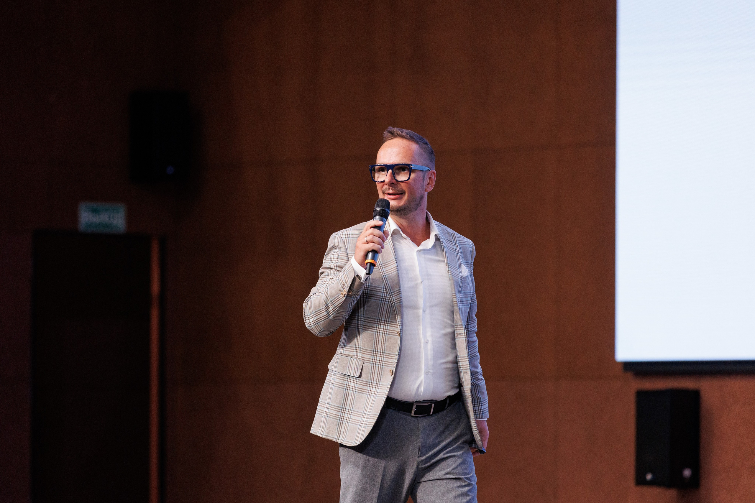 Форум Максима Батырева «Продажи по-новому». Репортажный Фотограф в Москве Юра Гушан