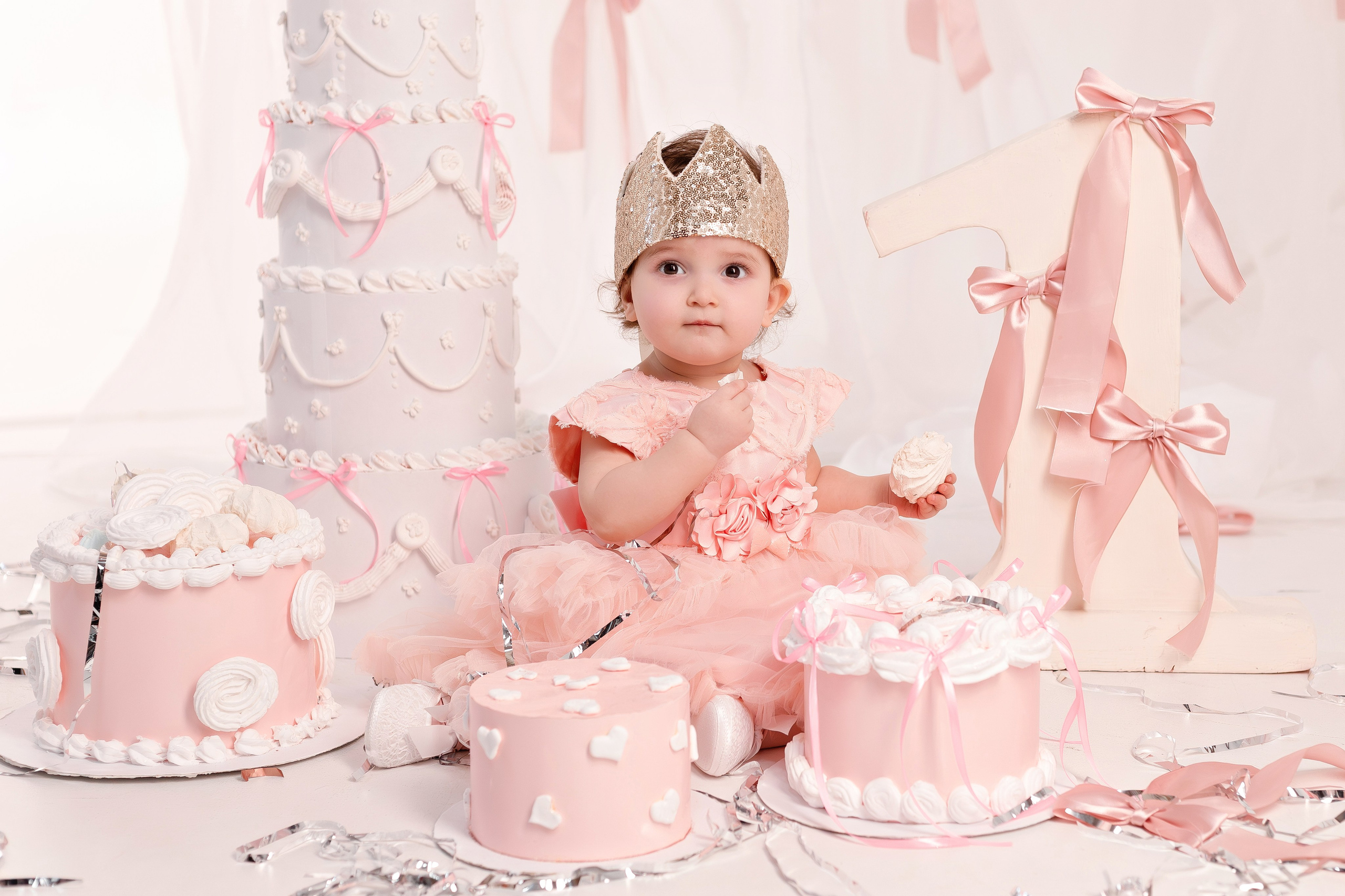 Фотосессия на День Рождения для девочек — сладкий праздник в сказочных декорациях. Детский студийный фотограф Сочи