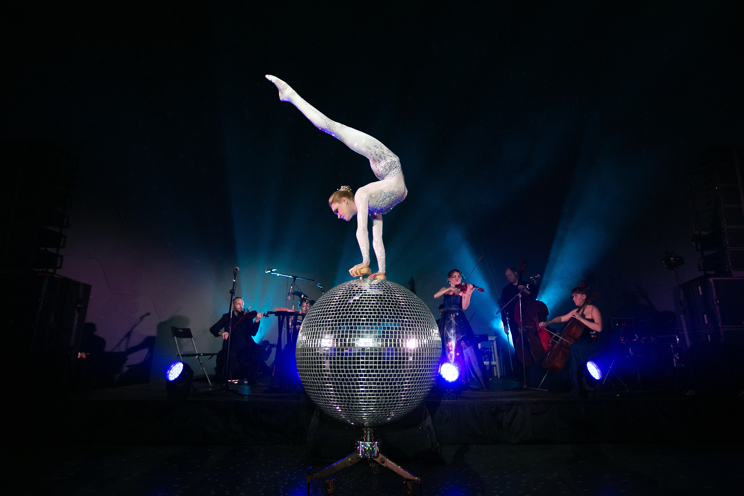 девочка на шаре