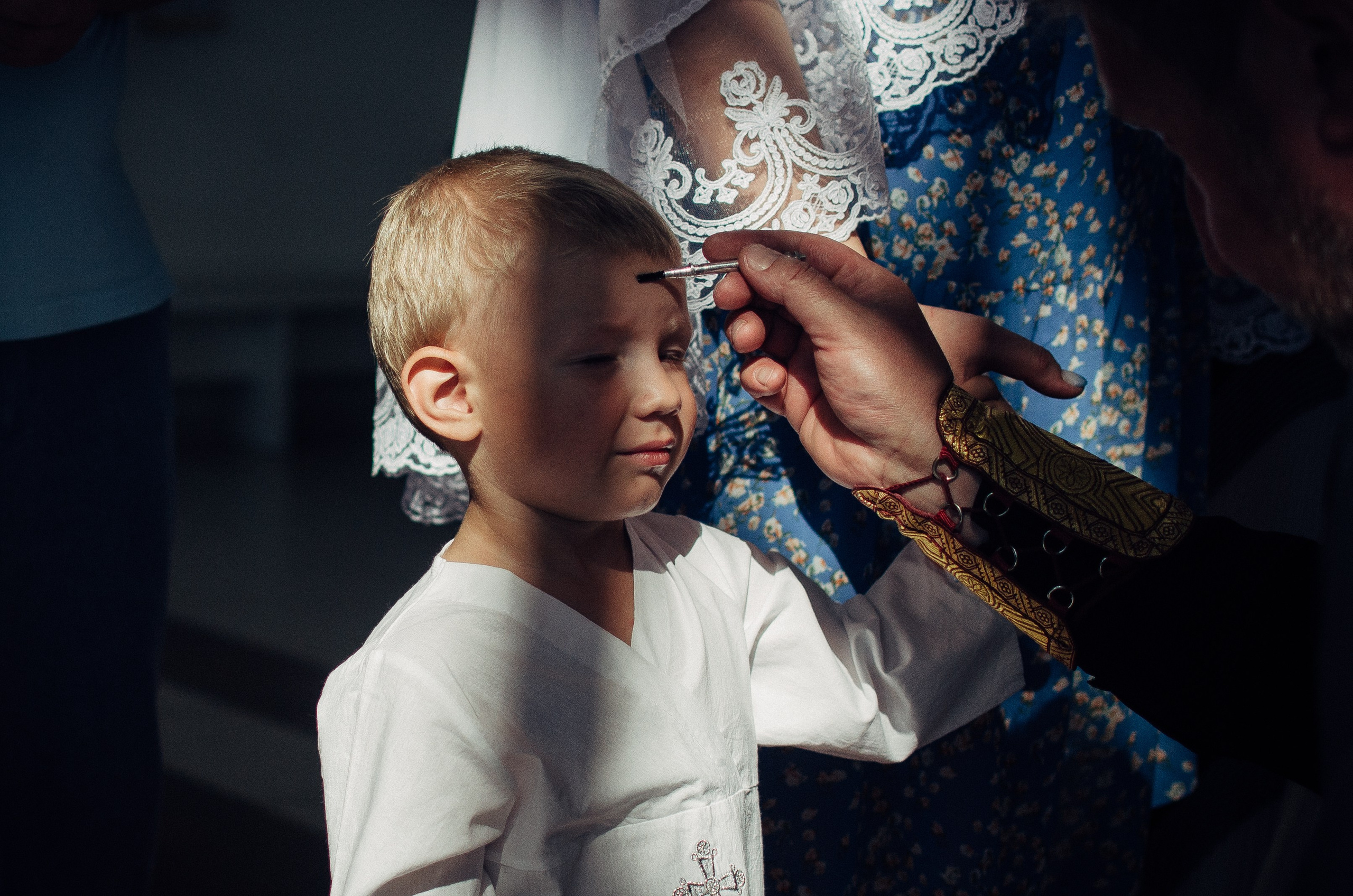 Крещение Андрюши — Трогательные моменты в фотографиях. Семейный фотограф во Всеволожске и Санкт-Петербурге Юлия Капустина