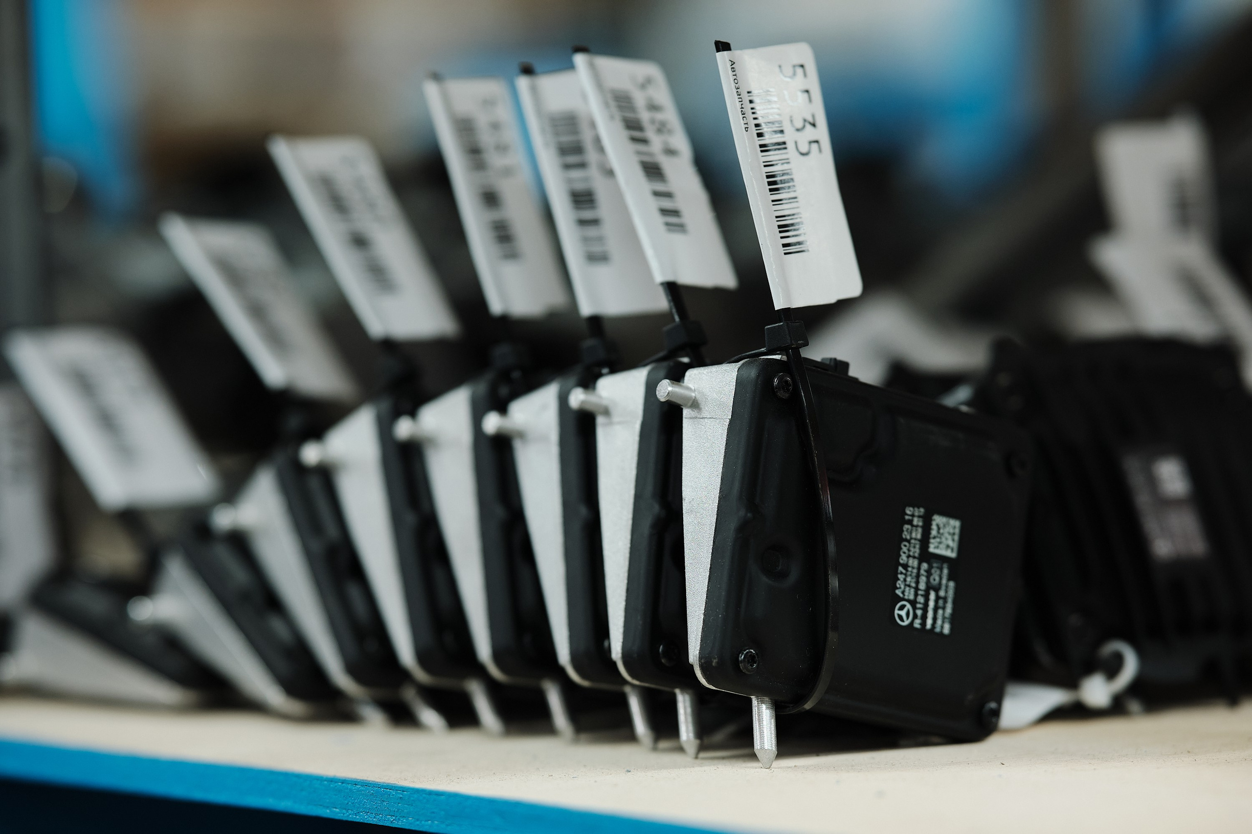 «Оригинальная панель приборов Mercedes-Benz W213 с дисплеем»«Консоль центральная Mercedes-Benz E-Class W213 с элементами управления»«Руль Mercedes-Benz S-Class W222 с кнопками и подогревом»«Сиденье переднее левое Mercedes-Benz GLC X253 с электроприводом и памятью»«Обшивка двери правая Mercedes-Benz C-Class W205 оригинальная деталь»«Подлокотник центральный Mercedes-Benz V-Class W447 с отделением для хранения»«Панель управления климат-контролем Mercedes-Benz GLS X167 оригинал»«Декоративная накладка торпеды Mercedes-Benz A-Class W177 с алюминиевым эффектом»«Кнопка запуска двигателя Mercedes-Benz GLE W167 оригинальная запчасть»«Подсветка салона LED Mercedes-Benz CLA C118 с настройками цвета»«Коврики салона Mercedes-Maybach S-Class W223 оригинальные»«Подголовник заднего сиденья Mercedes-Maybach GLS X167 с электроприводом»