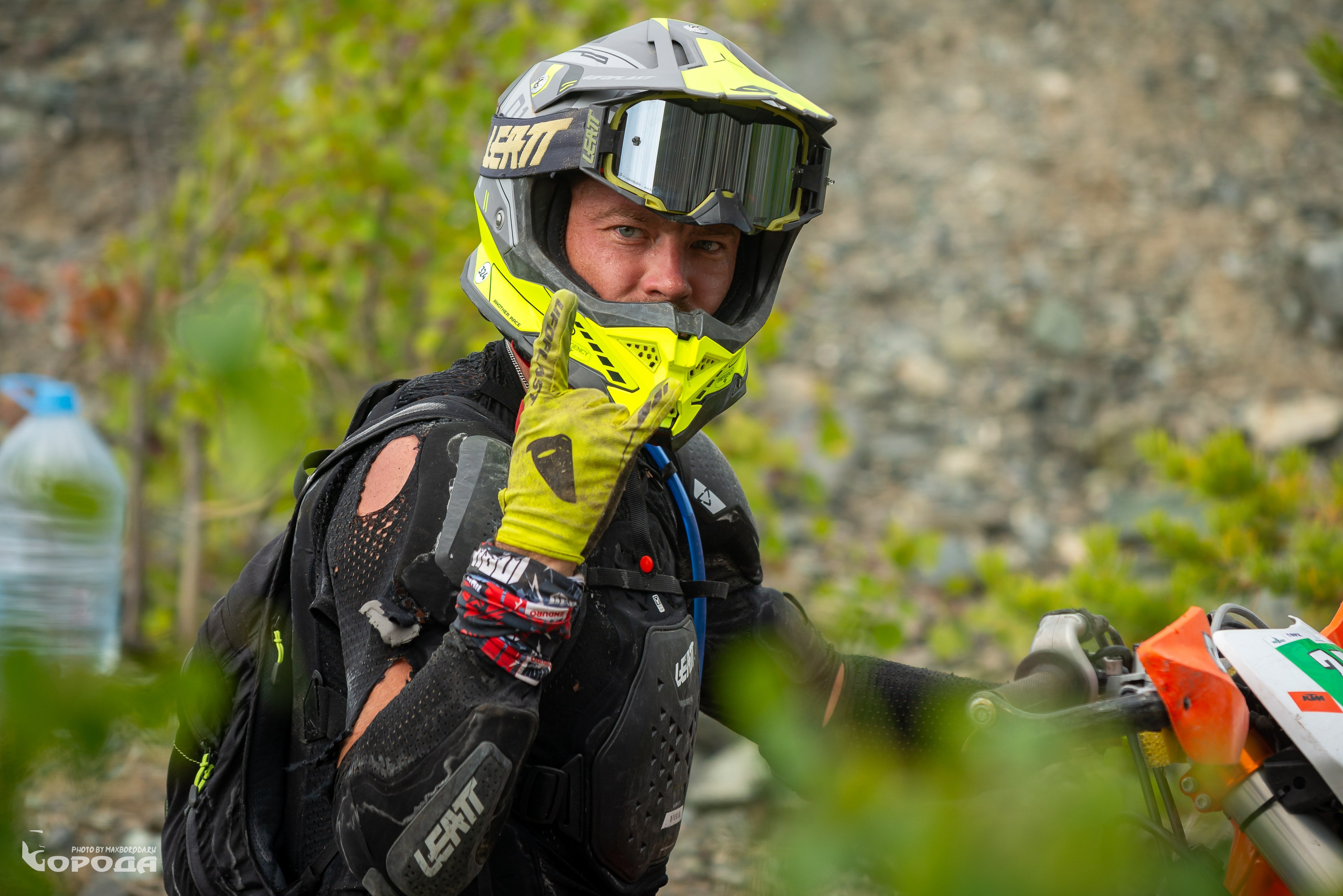 Эндуро-гонщик в экипировке Leatt на природном маршруте.