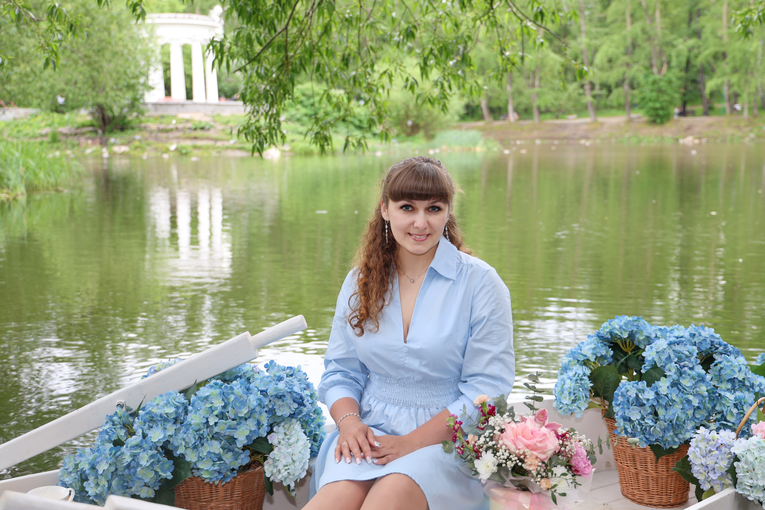 Фотосессия в лодке, лодка, озеро, платье, книга, шляпа, зонт, перчатки, весла, лето. Свадебный, семейный, женский и детский фотограф из Екатеринбурга