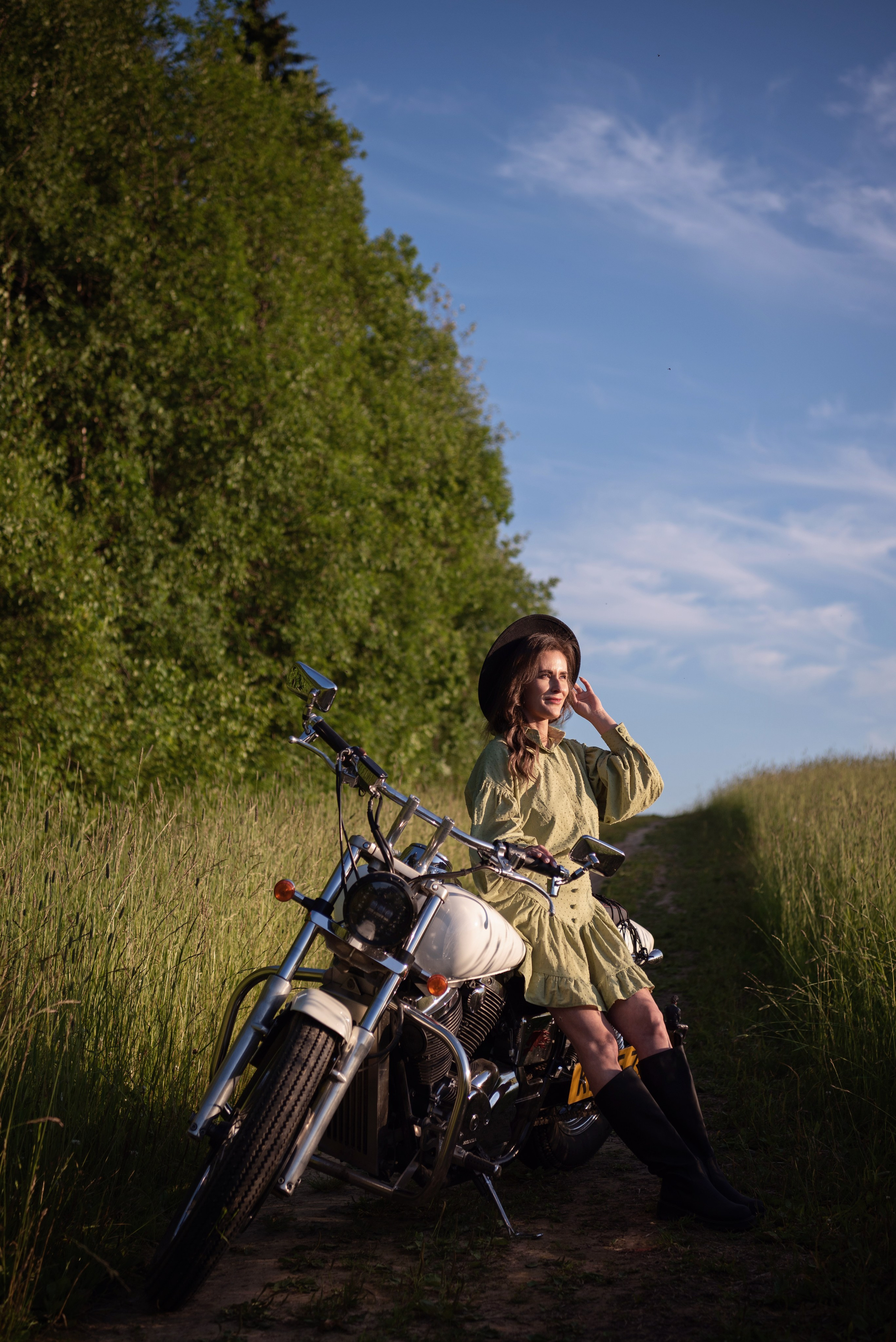 Фотосессия в поле. Фотосессия с мотоциклом. Катя. Фотограф новорождённых детский фотограф Сыктывкар Наталья Линдт