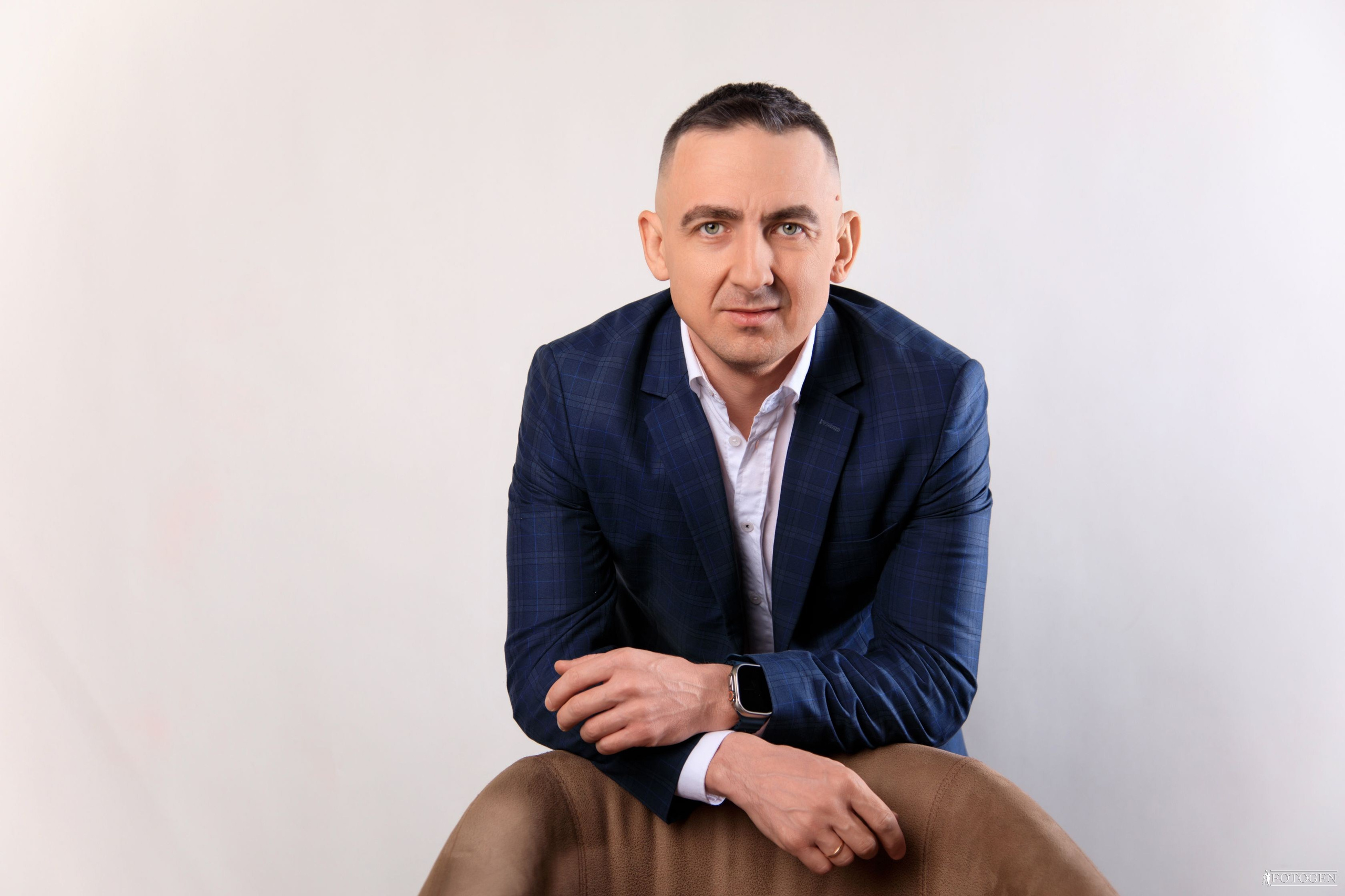 Профессиональная мужская фотосессия в Fotogen: Ваша история в кадре. Интерьерная фотостудия FOTOGEN г. Краснодар
