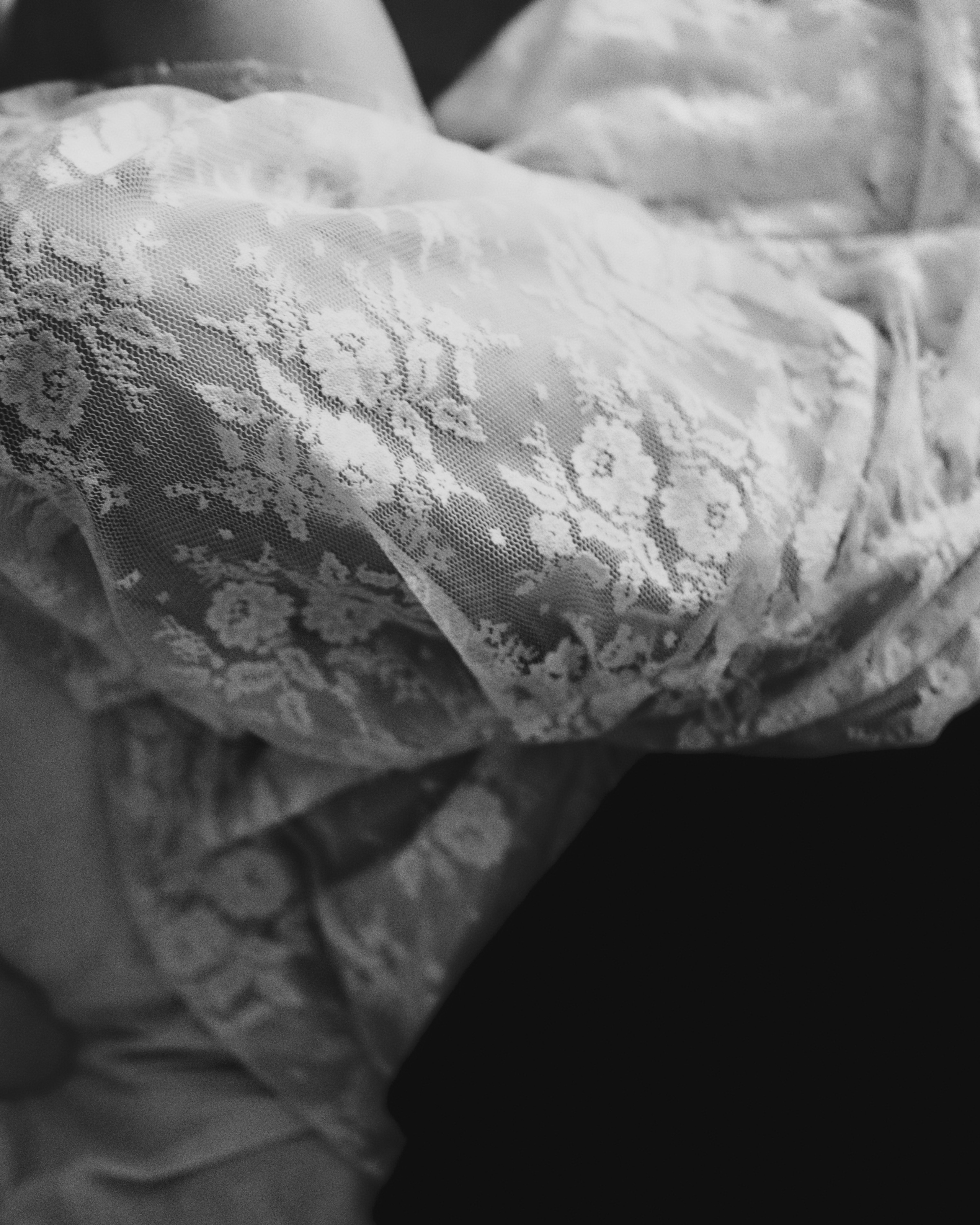 Женский черно-белый портрет в дождь