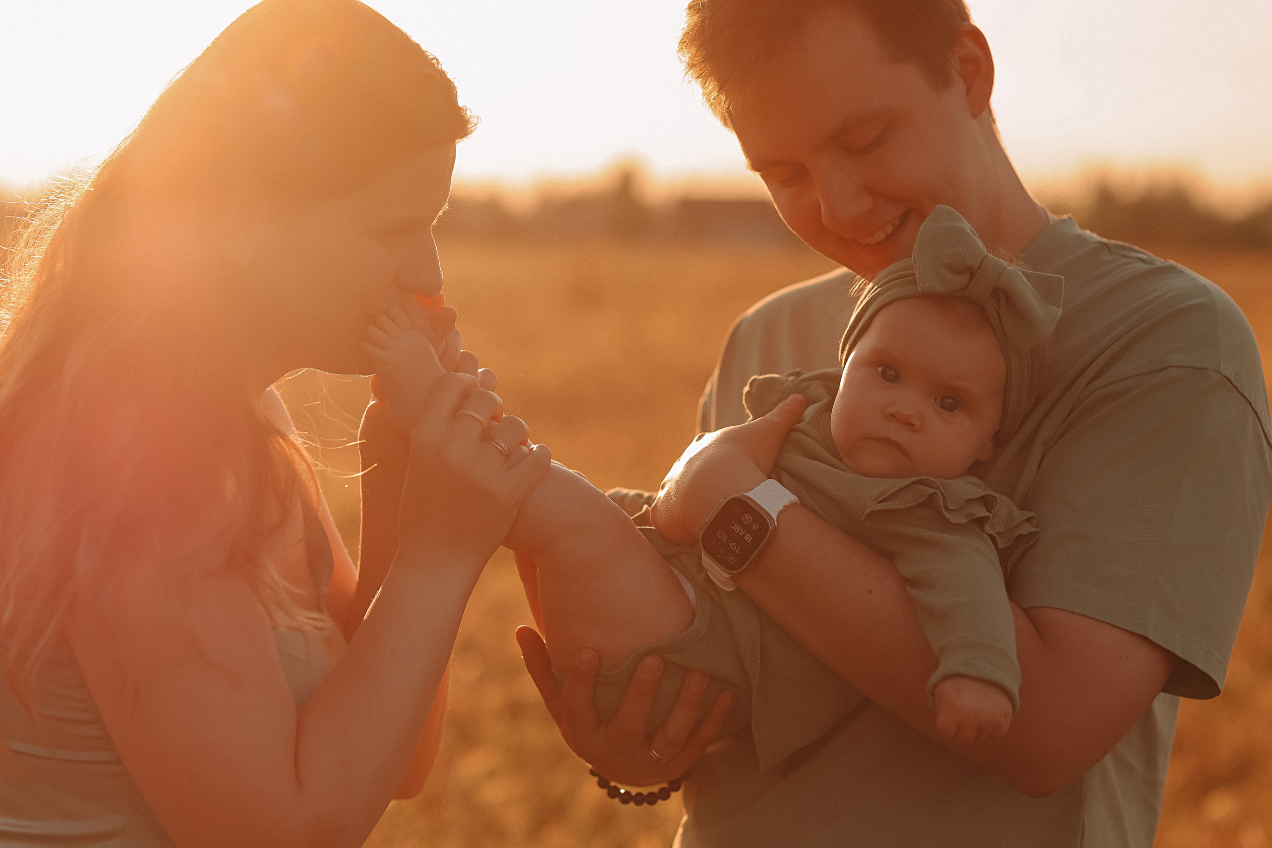 Закатное поле семейная. Семейный фотограф Тюмень, фотограф на роды Салмина Мария