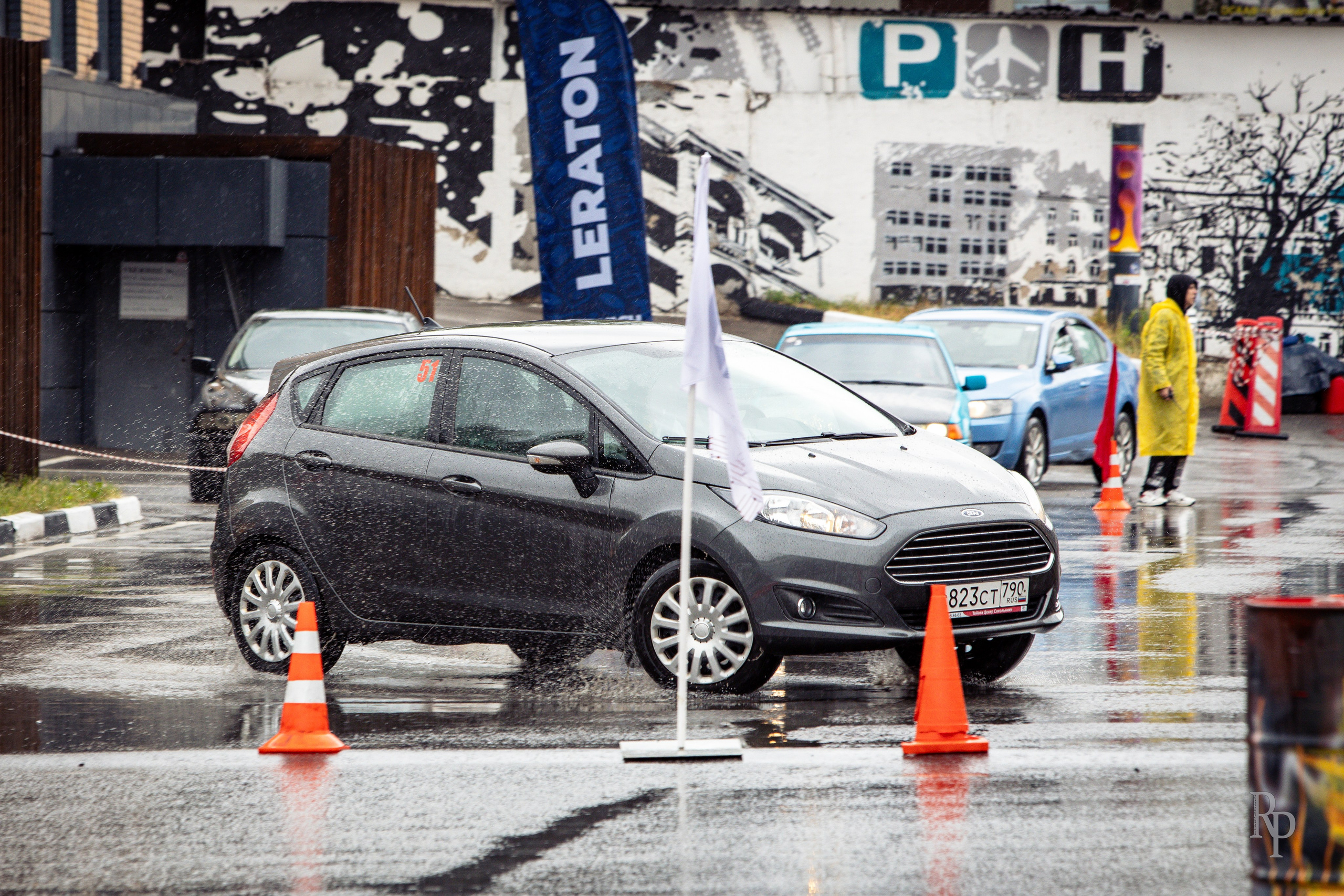 SHOWDOWN. Rusty Photographer