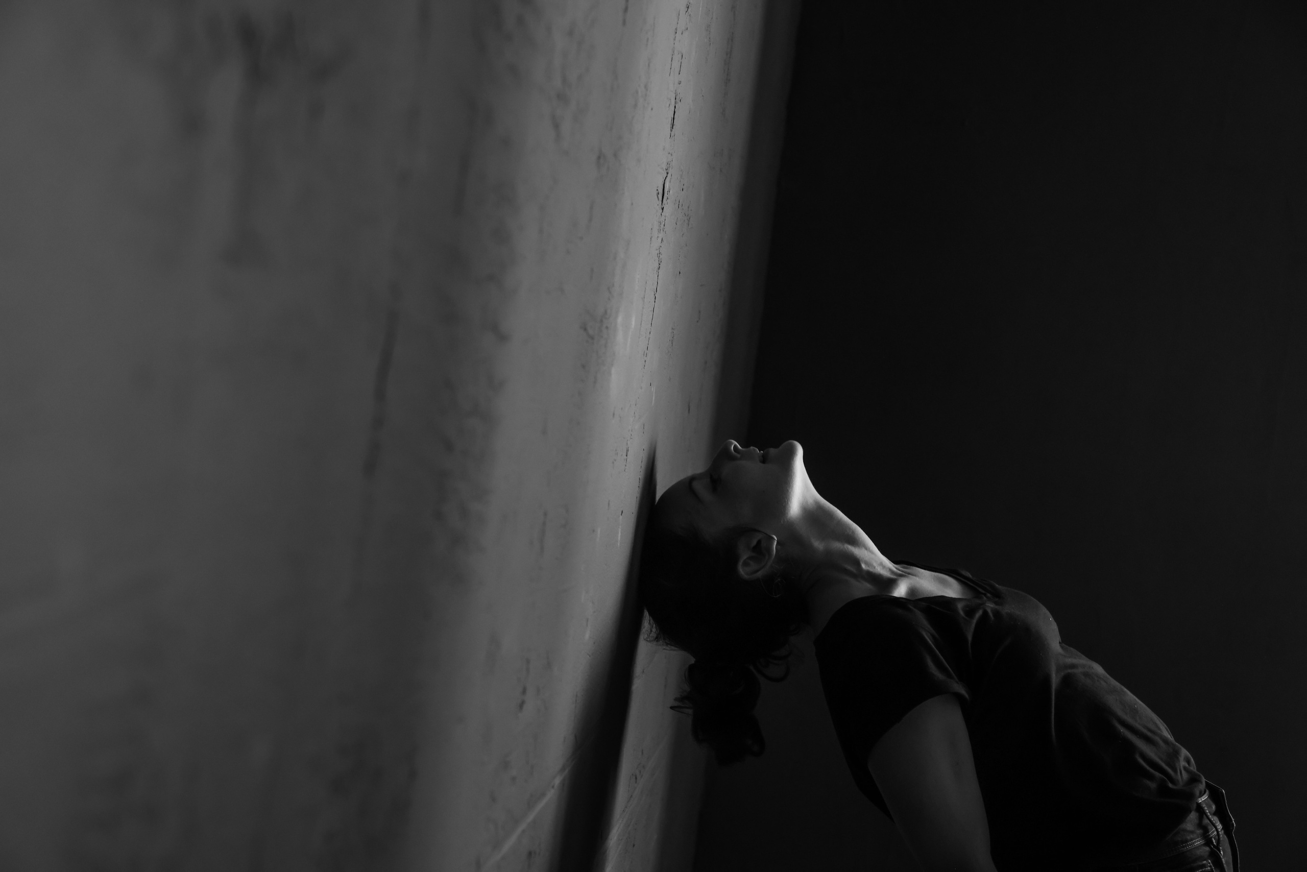 Сьемка в студии, брюнетка на темном фоне Фотограф - Мэри Маршания