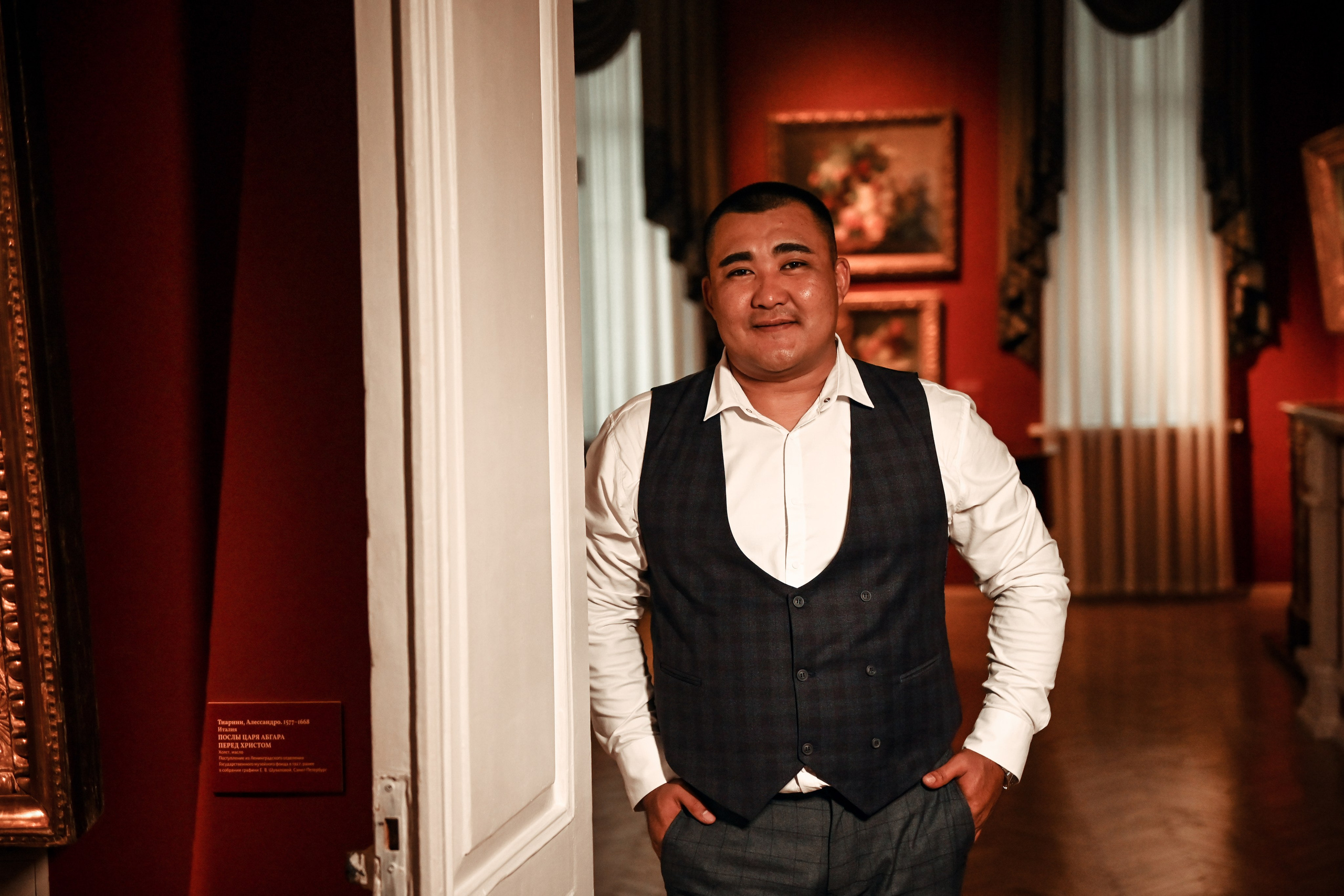 Небольшая свадебная серия в музее и прогулкой под дождем Эльмиры и Ризата. Свадебный, семейный, детский, контент фотограф в Омске Максим Ильин