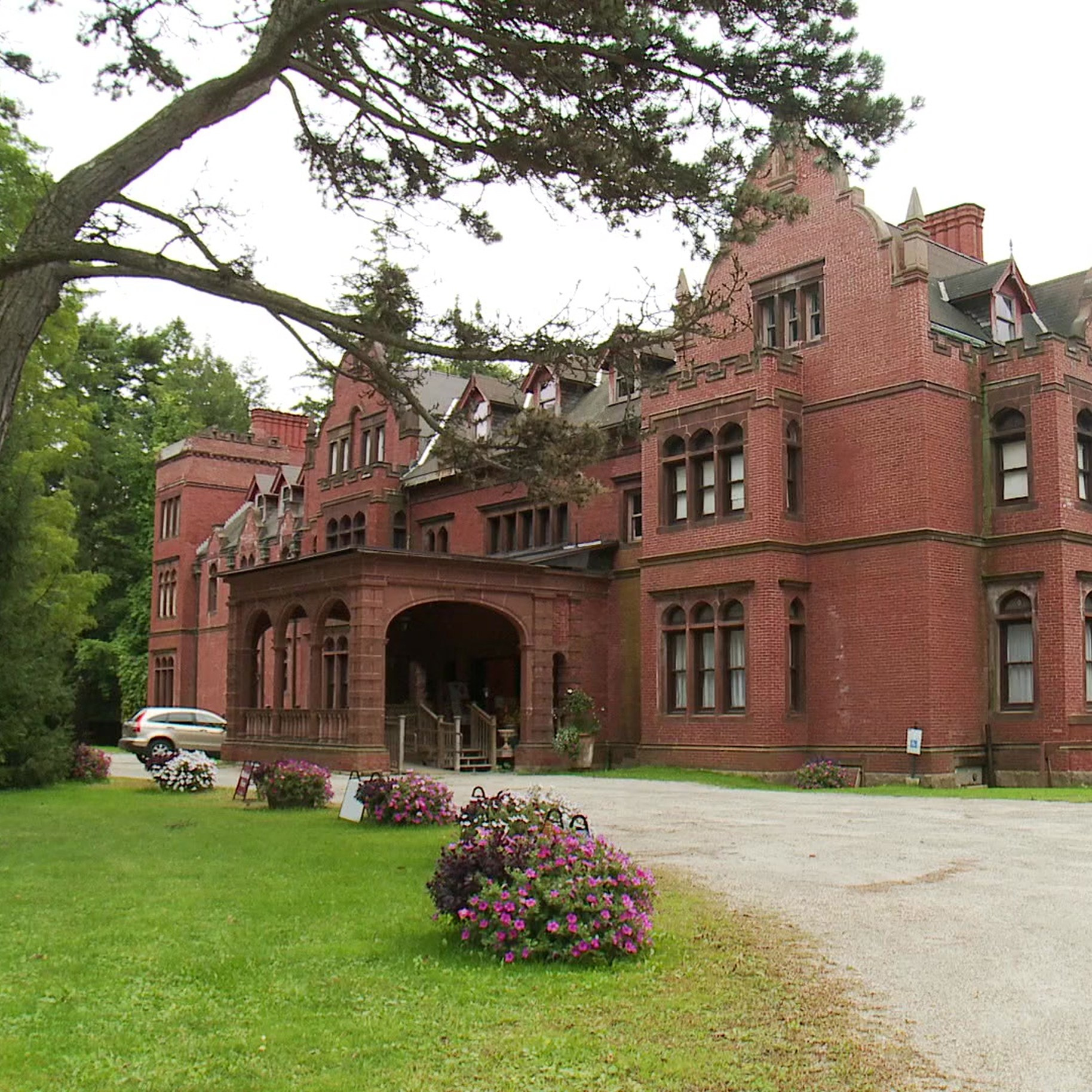 PACKAGES & PRICING. Exclusive Closing Gifts for Top Realtors | Custom House Portraits by Yulia Yurchevskaya