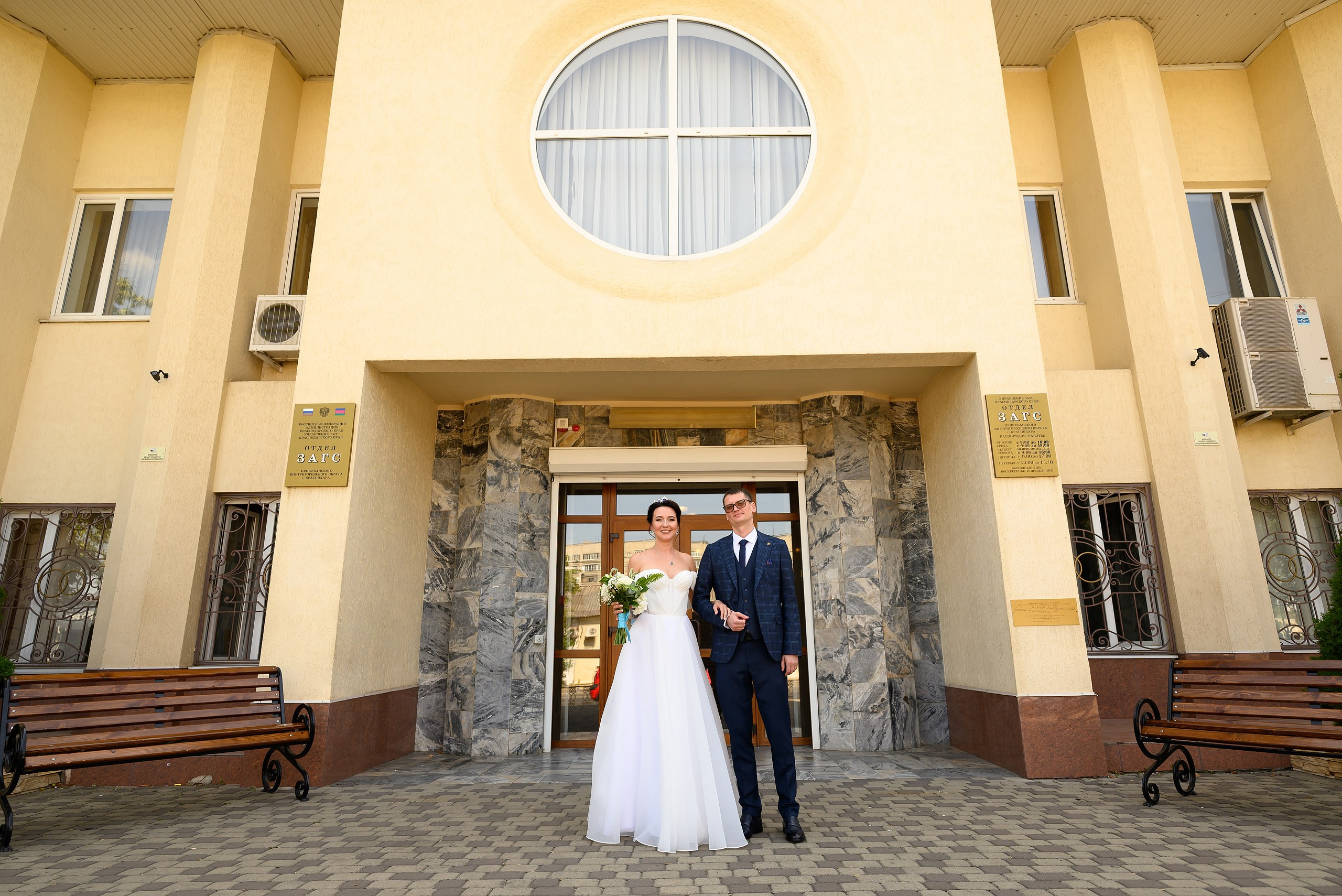 Жених и невеста у ЗАГСа в г. Краснодаре.