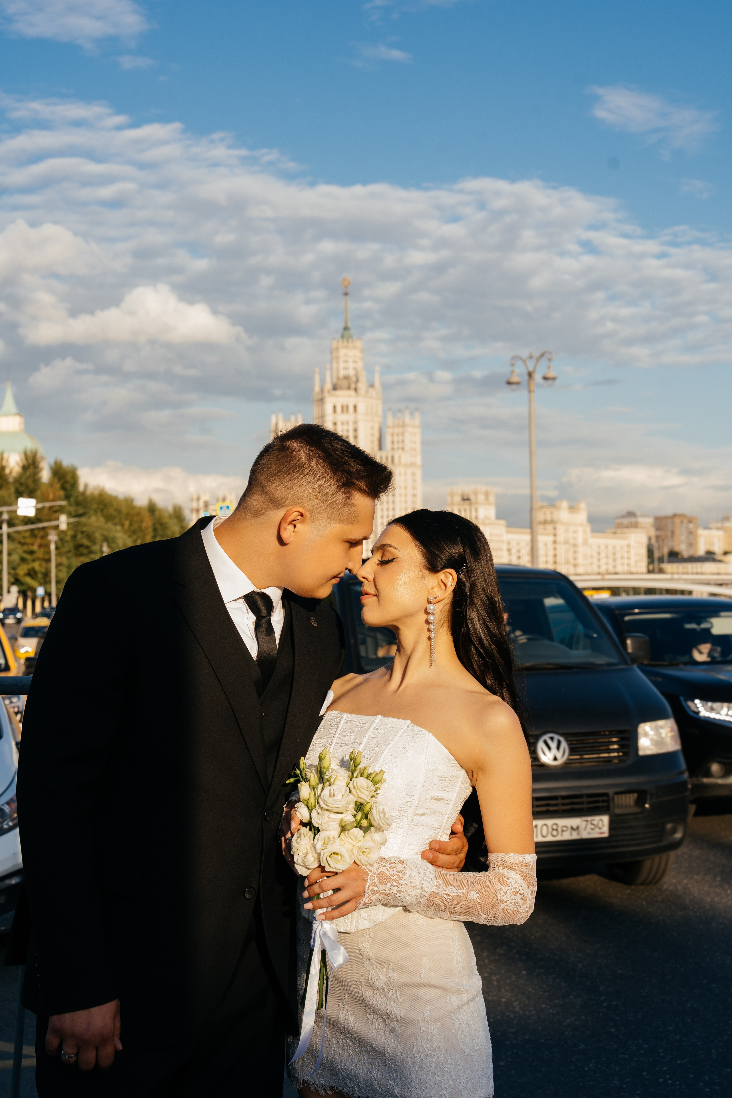 Свадебная фотосессия в Москве у высотки на Котельнической набережной. Свадебный фотограф в Москве Анна Полушина