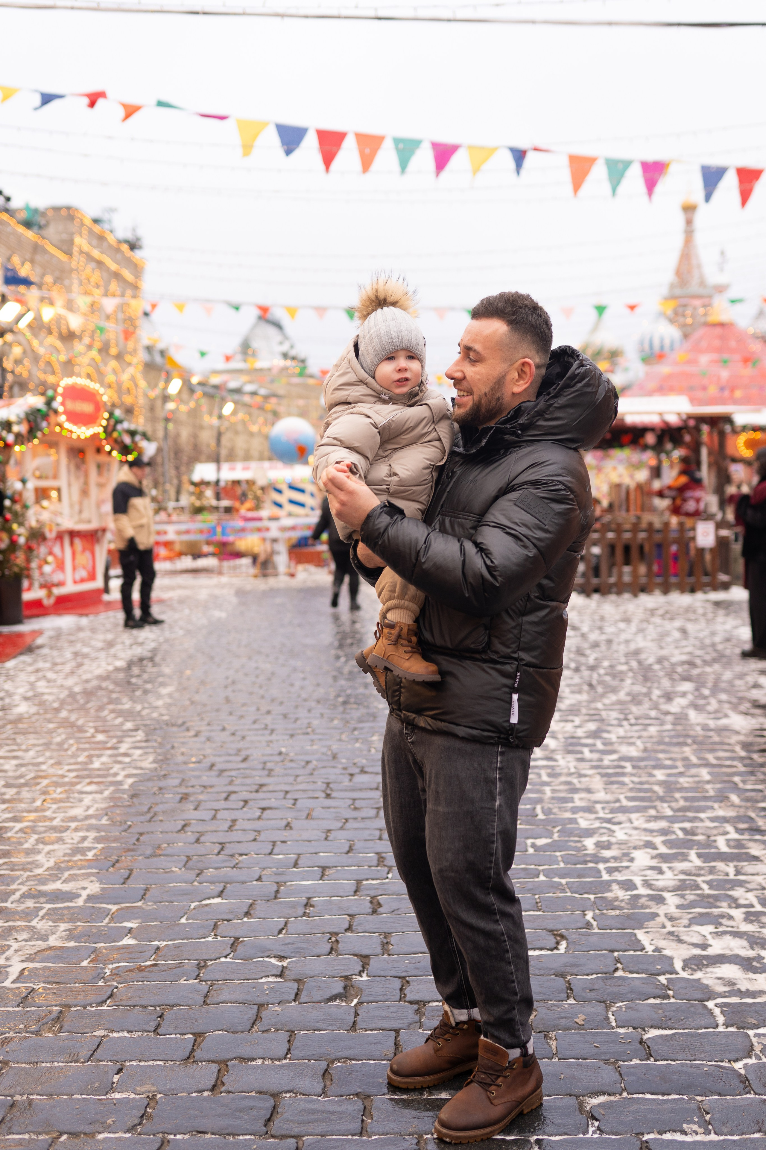 Павел, Егор и Наталия на ГУМ Ярмарке. Свадебный фотограф в Москве Анна Полушина
