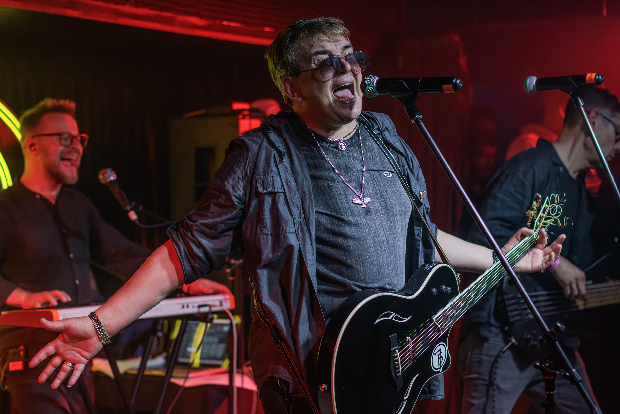 Иван Демьян и группа "7Б". Концерт в "Мумий Тролль баре" во Владивостоке 12 октября 2024 года. Портретный фотограф во Владивостоке Сергей Ефимов. #СергейЕфимовФото