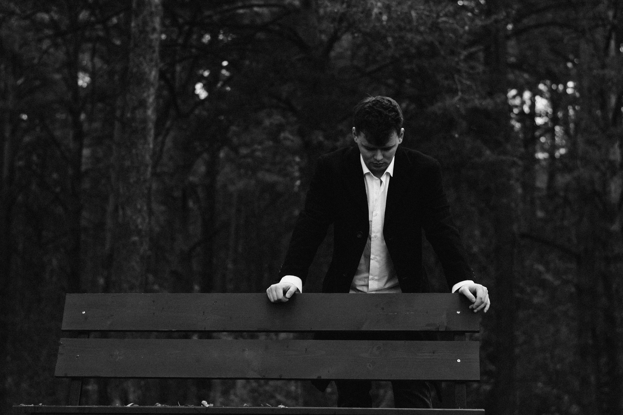 Мужская портретная фотосессия в Гагаринском парке Тюмени | Фотограф Дарья Мустафина. Портретный фотограф Тюмень Дарья Мустафина