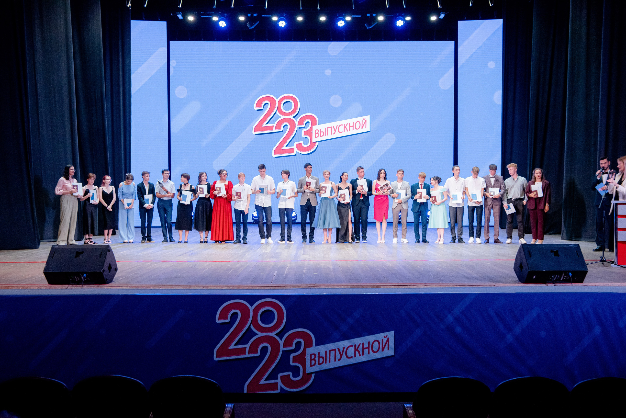 30 Школа. Вручение и Банкет. ДК Юбилейный и Банхоф. Фотограф в Волгограде и Волжском Александр Горбань