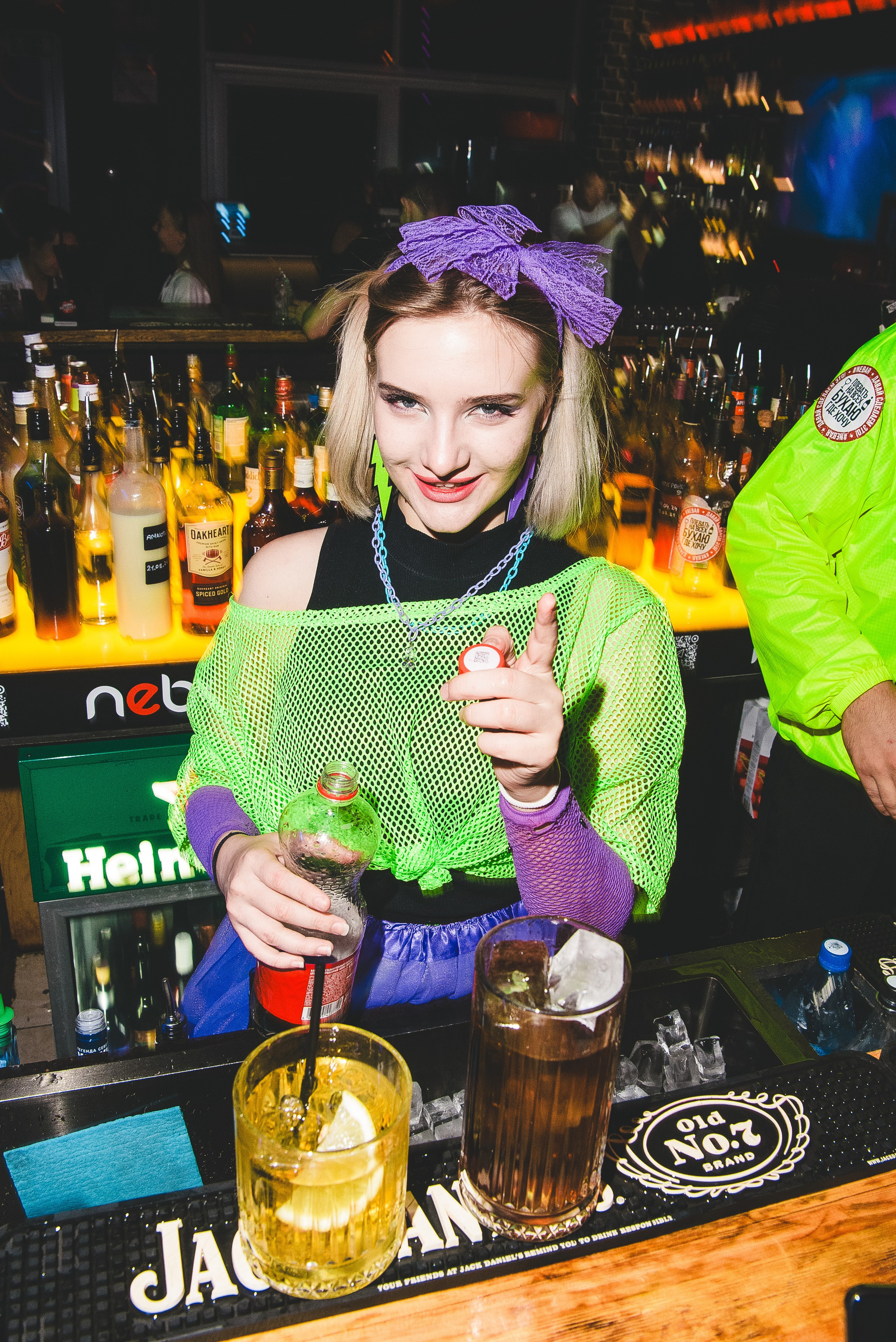 Красотка бармен в НеБаре 