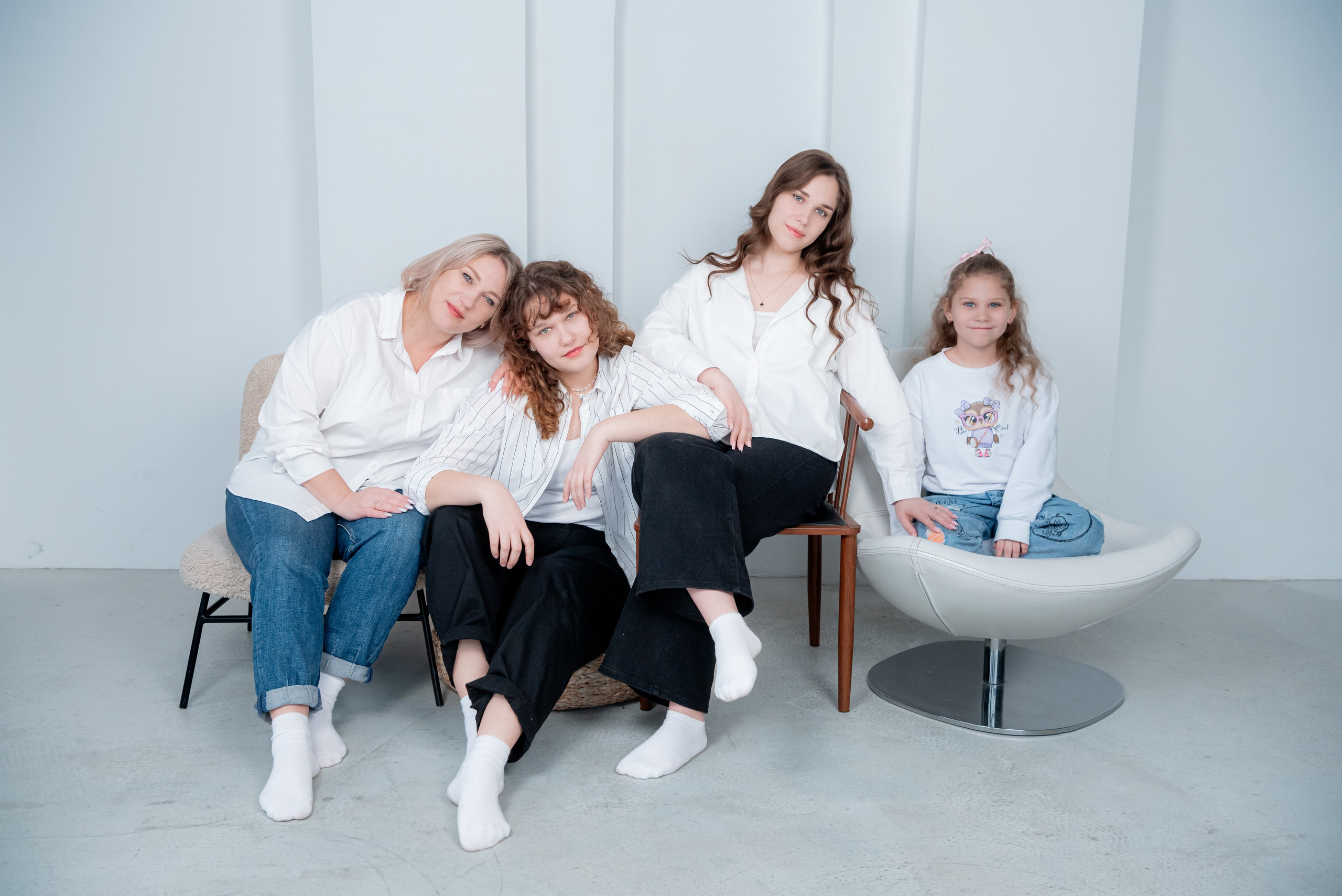 Семейная фотосессия в студии Волгоград для мамы и трёх дочек — Светлые образы в зале Apart. Фотограф в Волгограде и Волжском Александр Горбань