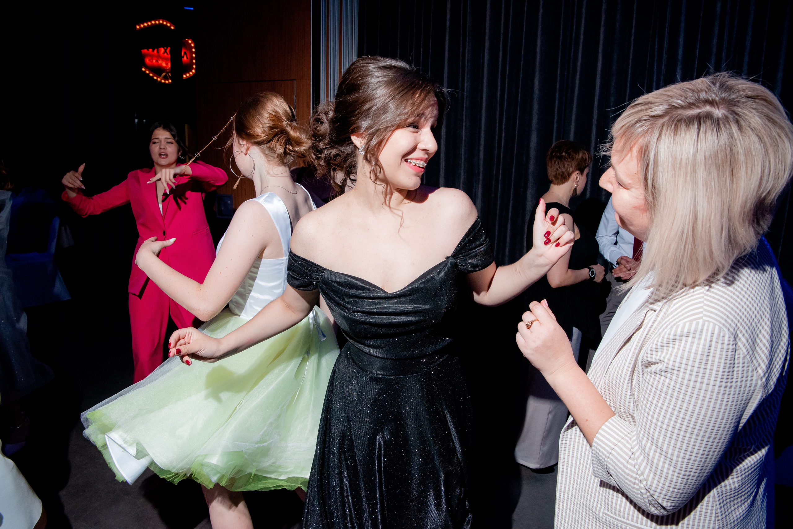 140 Школа. Вручение и Банкет. Сити Холл. Фотограф в Волгограде и Волжском Александр Горбань