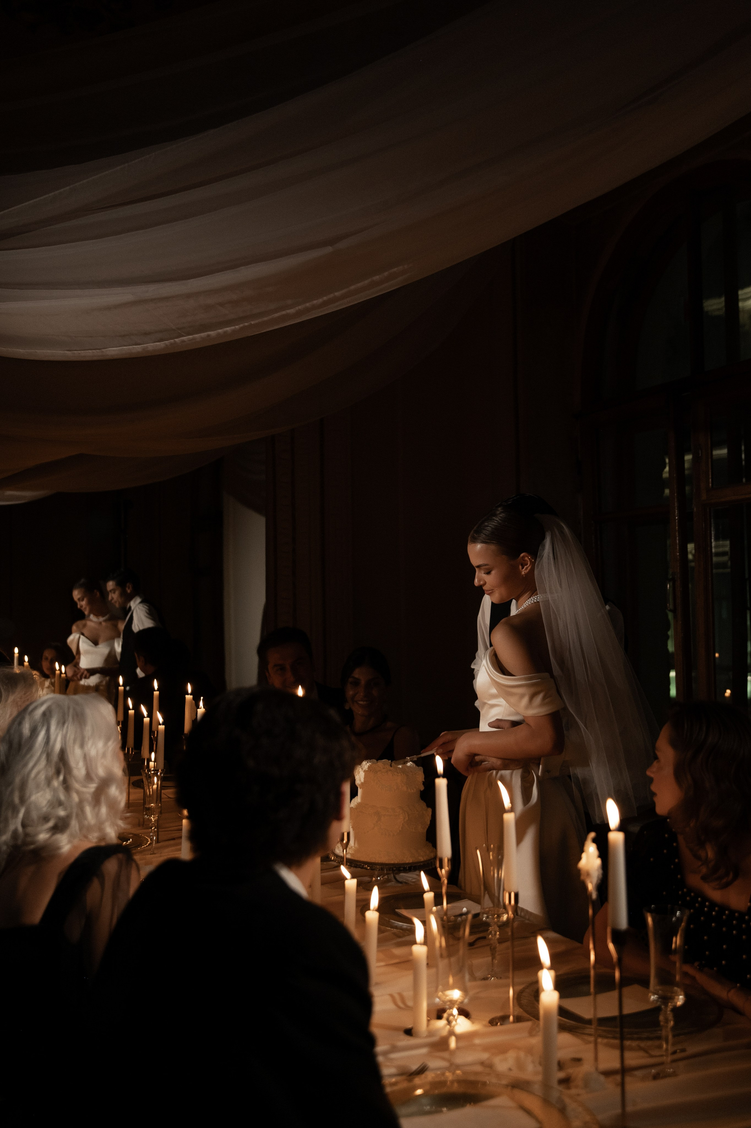 Камерный свадебный ужин при свечах в старинном особняке в фотостудии 21. Kult. Ярослава Ерина — свадебный фотограф в Москве