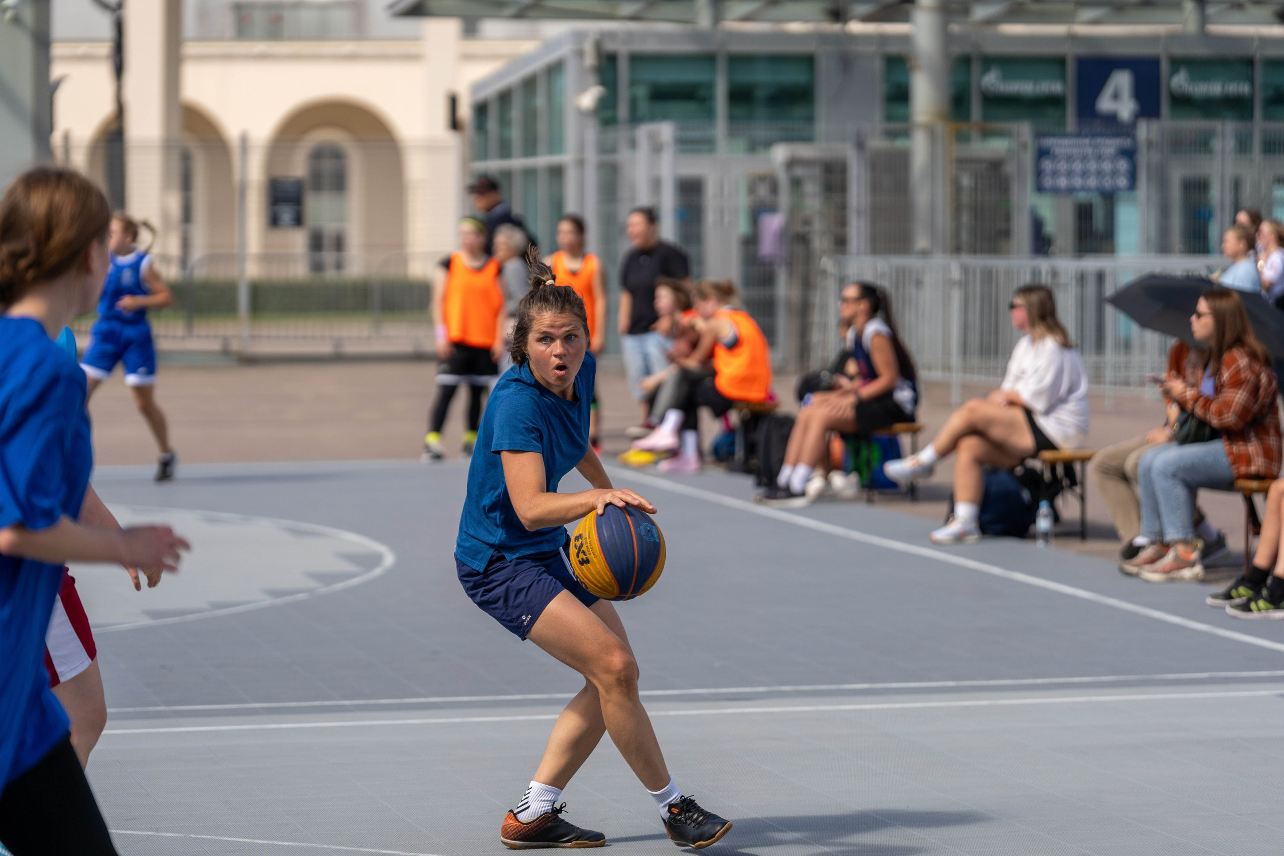 Спортивный фотограф Санкт-Петербург запечатлел дриблинг баскетболистки