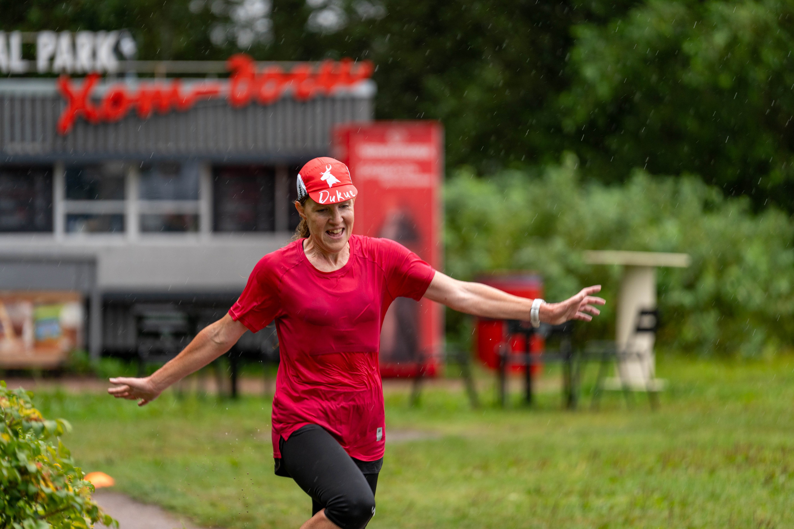 Женщина бежит «5 верст» на Елагином острове, спортивный фотограф Санкт-Петербург