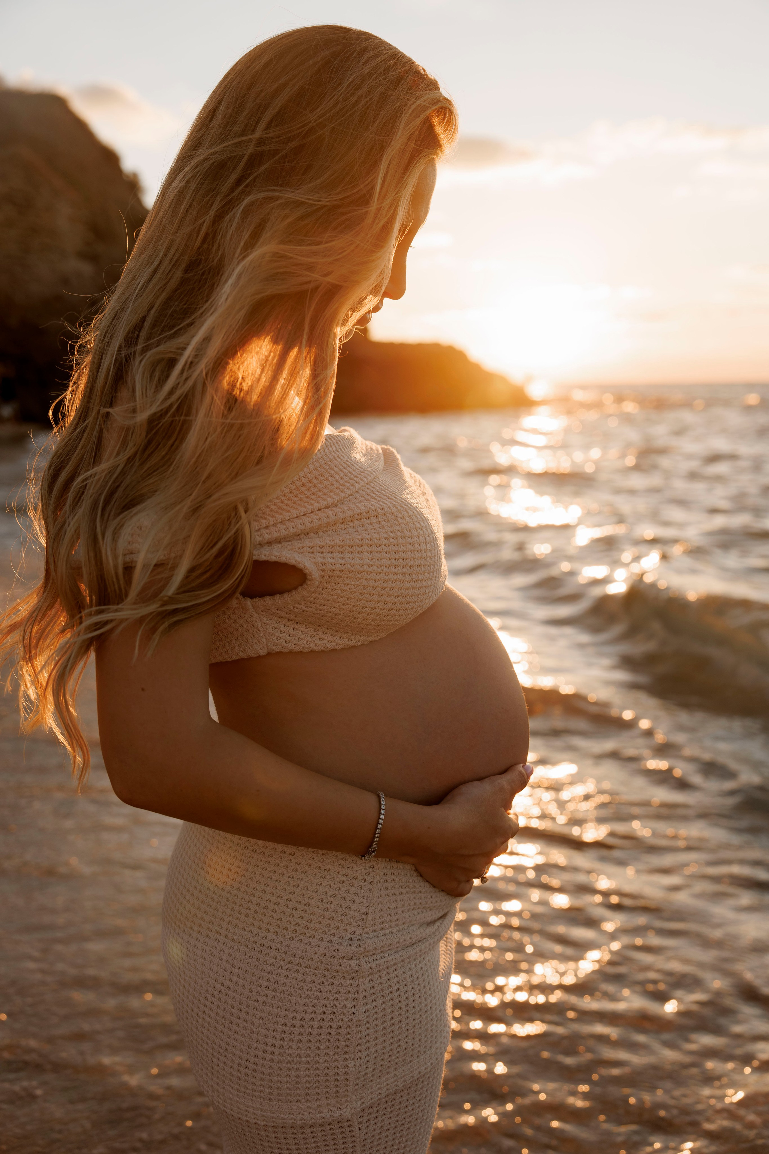 Pregnancy photoshoot near the sea. Wedding and family photographer