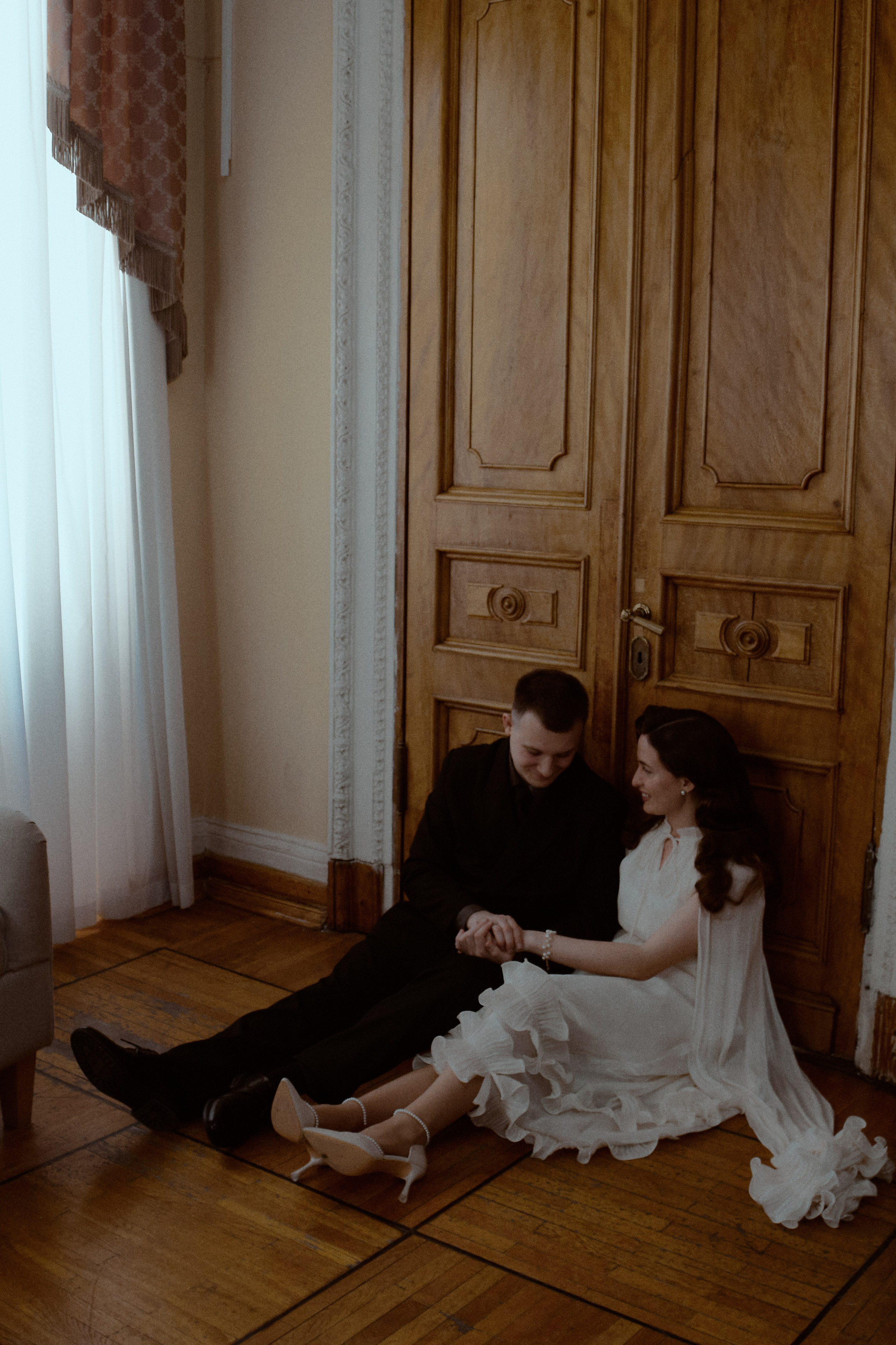 Свадебное лавстори в стенах библиотеки им. Пушкина. Свадебный фотограф в Москве Приятелева Ангелина