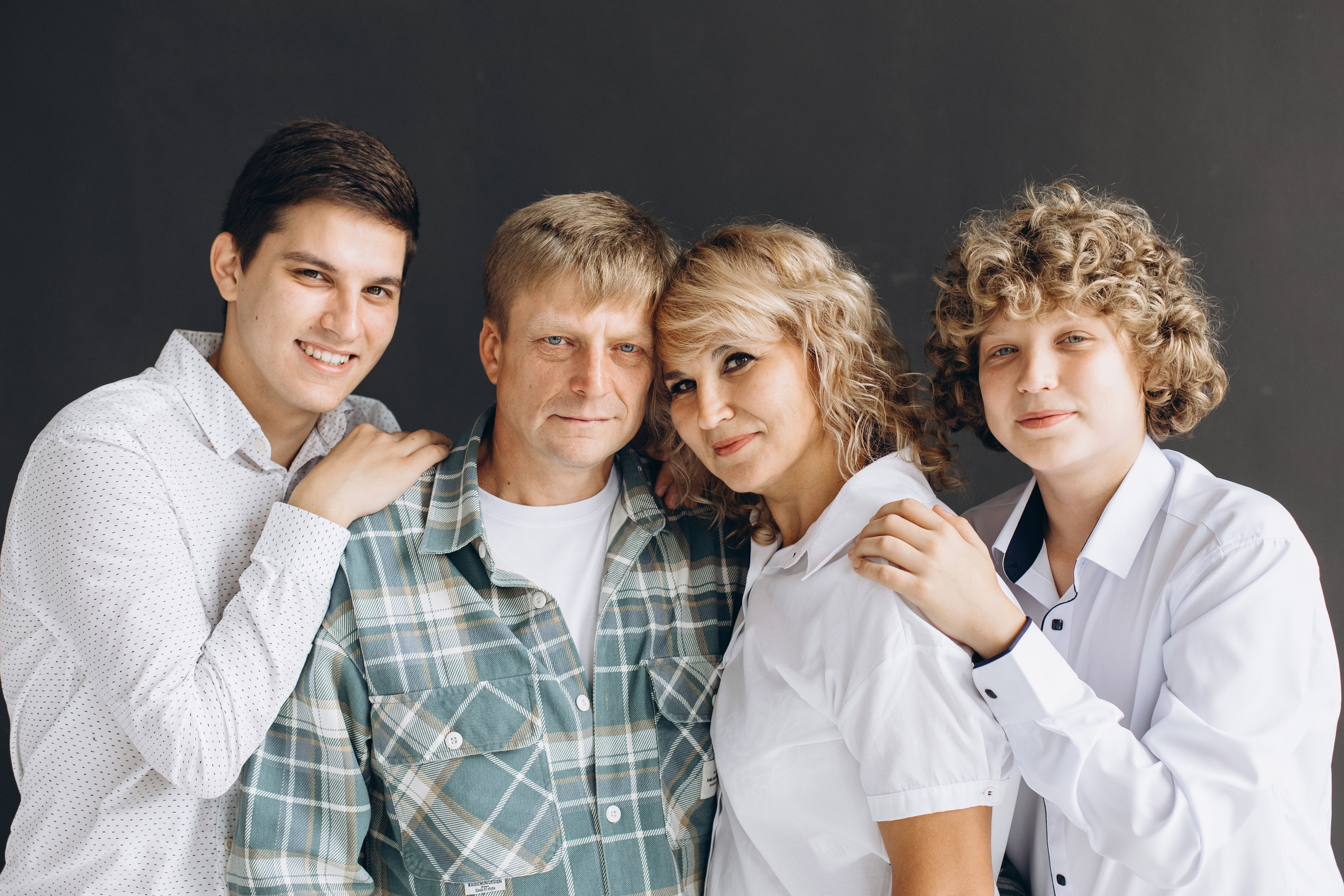 семья в студии на темном фоне Самара