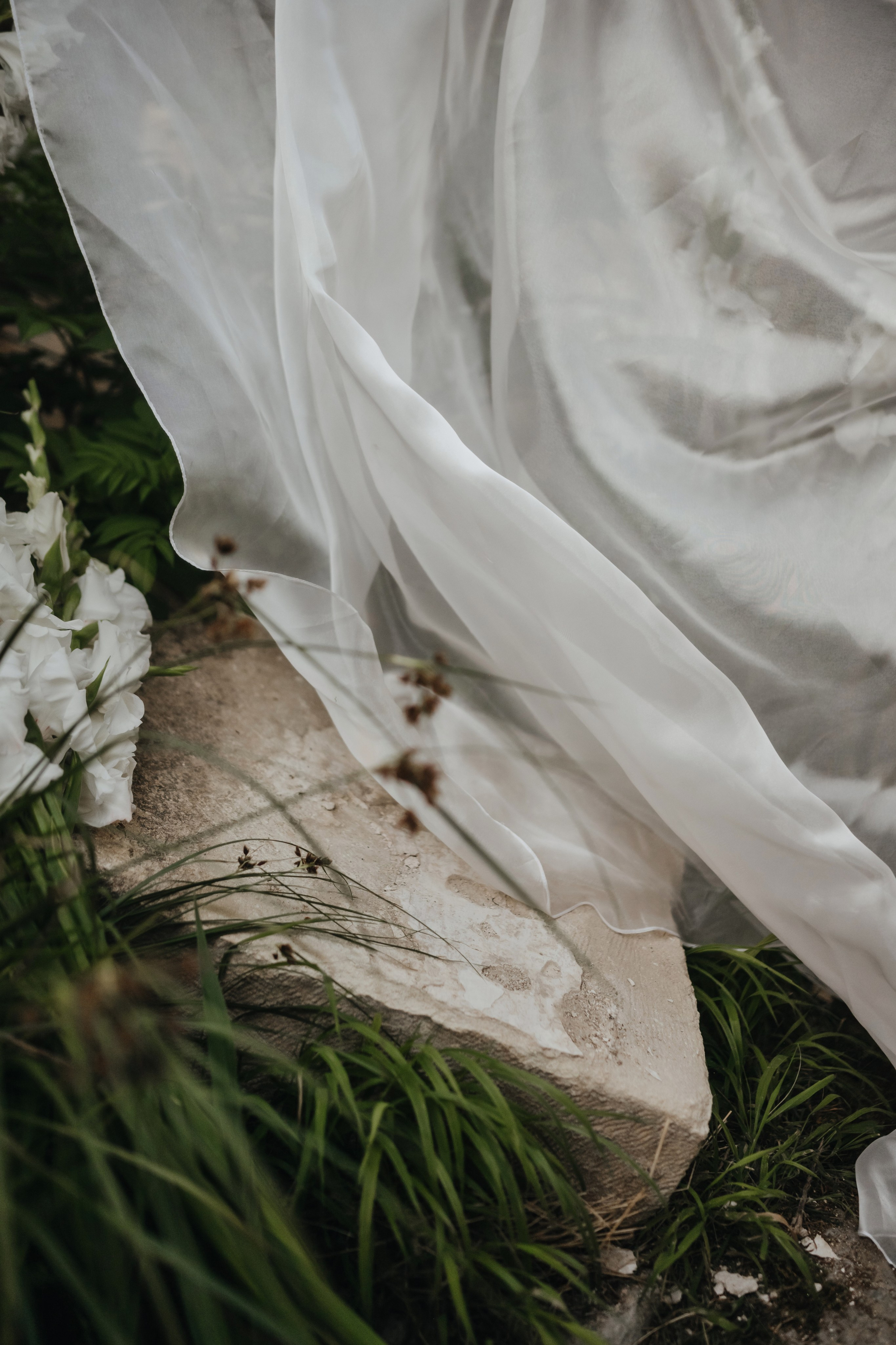 Свадебная фотосессия в старинном заброшенном храме в Крыму Гладиолусы. Свадебный и семейный фотограф и видеограф, Крым, Москва, Санкт -Петербург