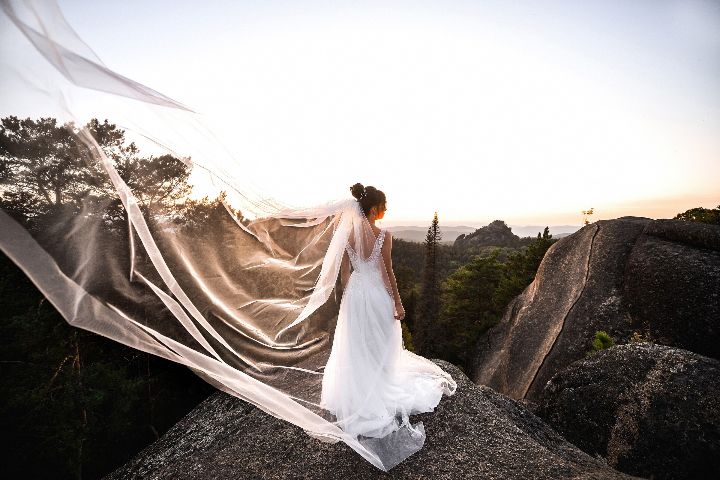 🌄 Демьян и Катя — свадьба в нацпарке "Столбы" | Веселый банкет и эпичные фото на скалах. 📸 Свадебный и семейный фотограф в Красноярске Тихомиров Евгений | 17 лет опыта | 800+ свадеб