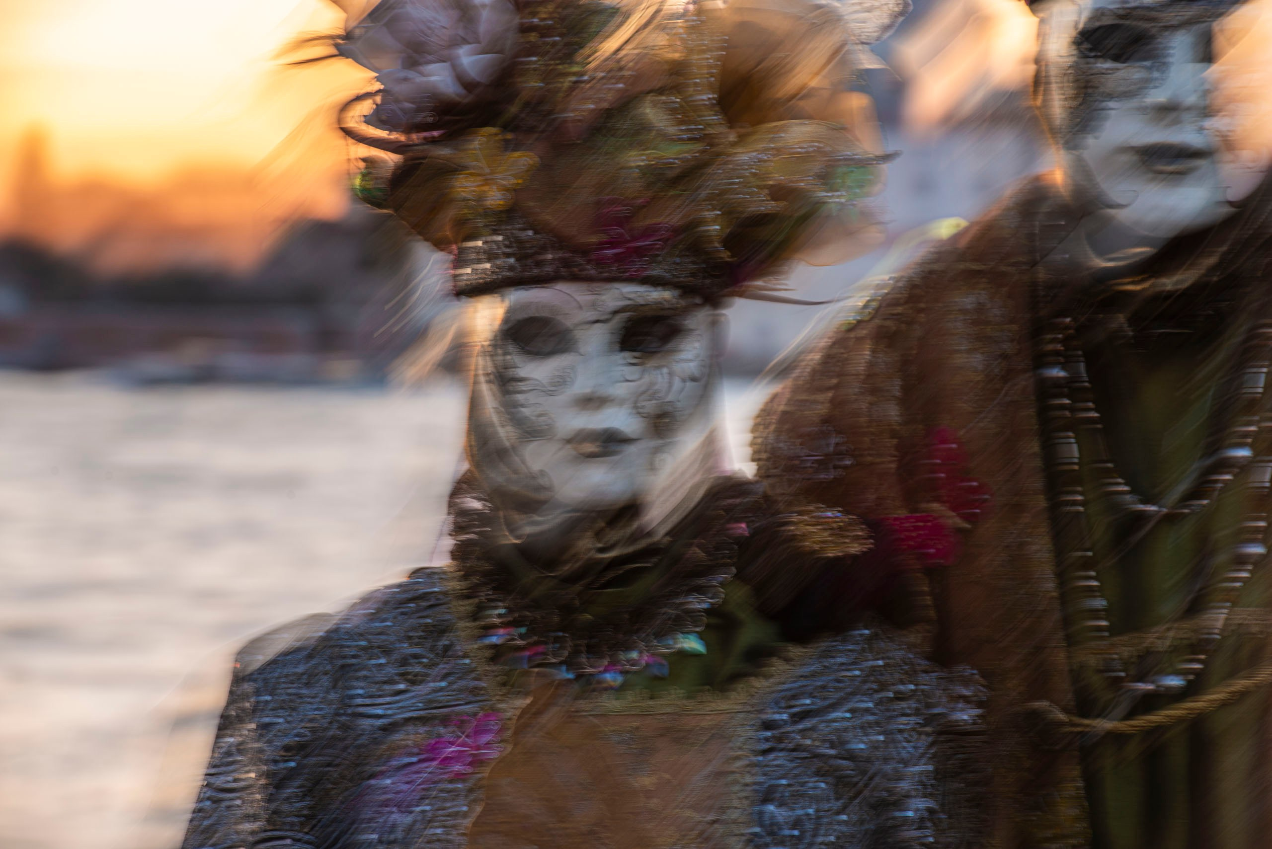 Фотографии призраков Венеции | Мистическая фотосессия карнавала Motion Blur