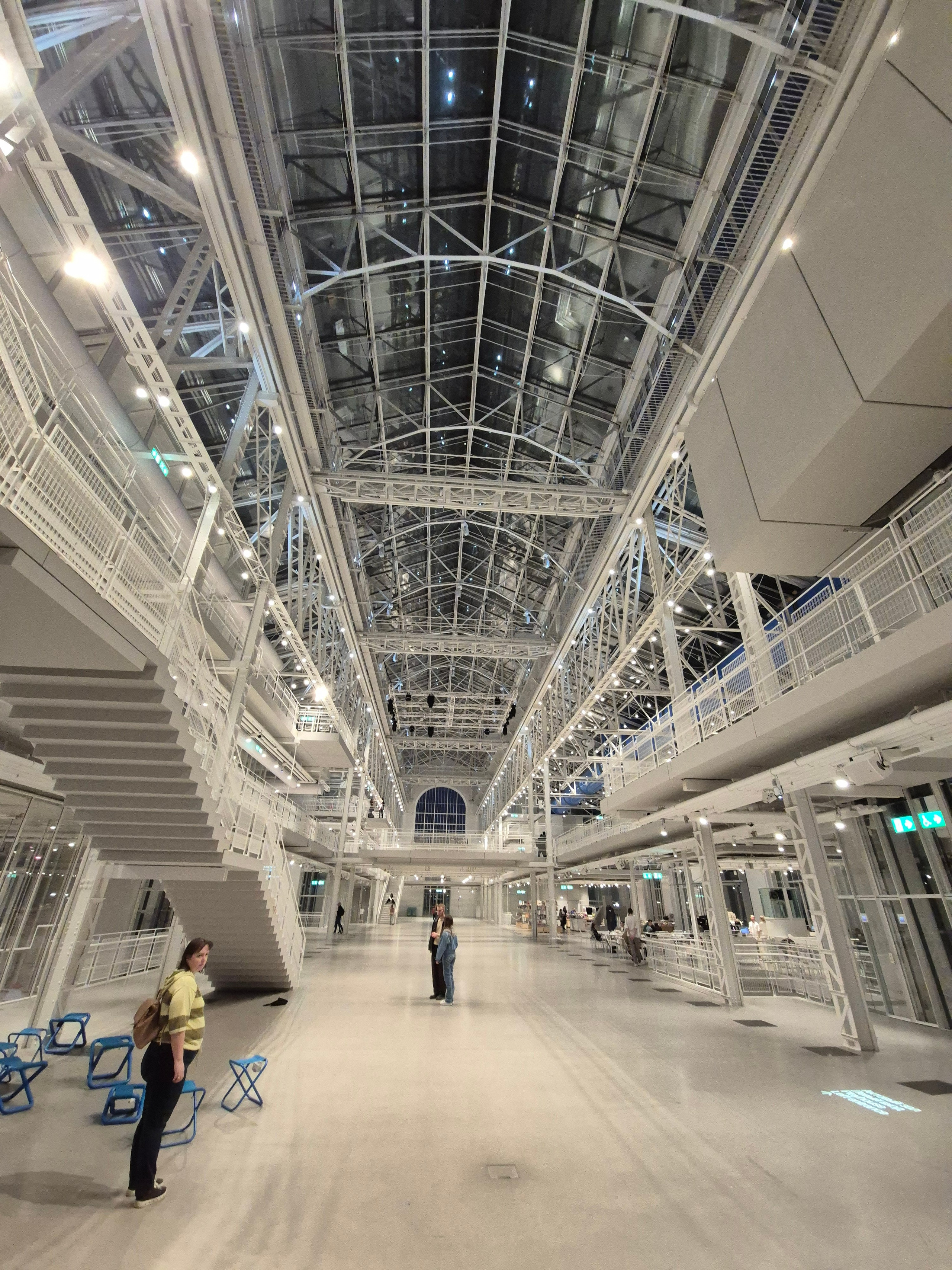 Выглядит очень модно, стильно, и... пустынно